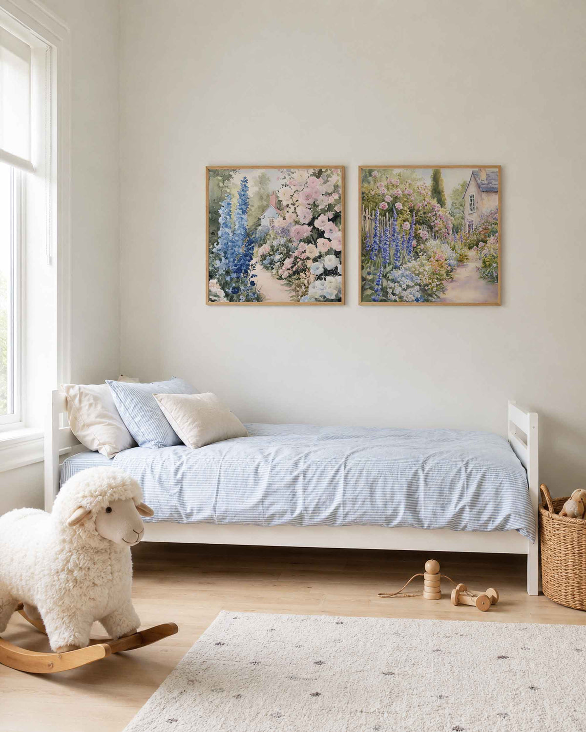 Interieurpresentatie van een tweedelige vierkante posterset met bloementuin met huis