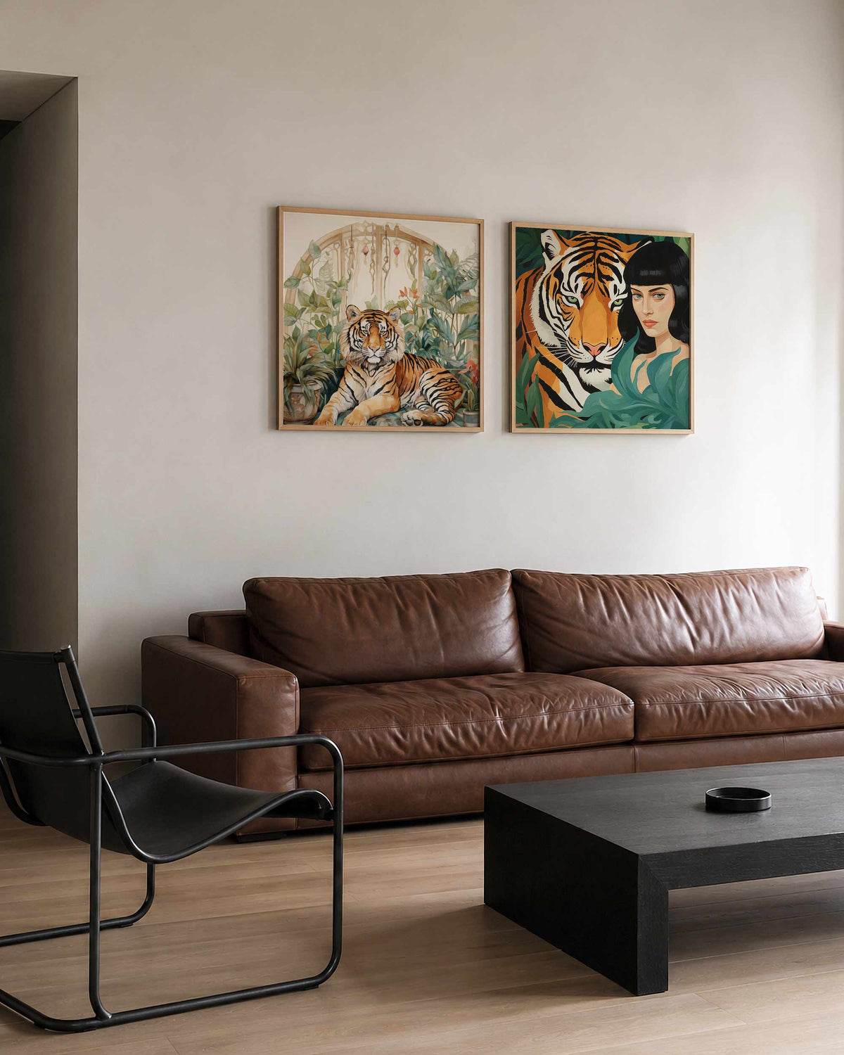 Interieurpresentatie van een tweedelige vierkante posterset met tijger en vrouw