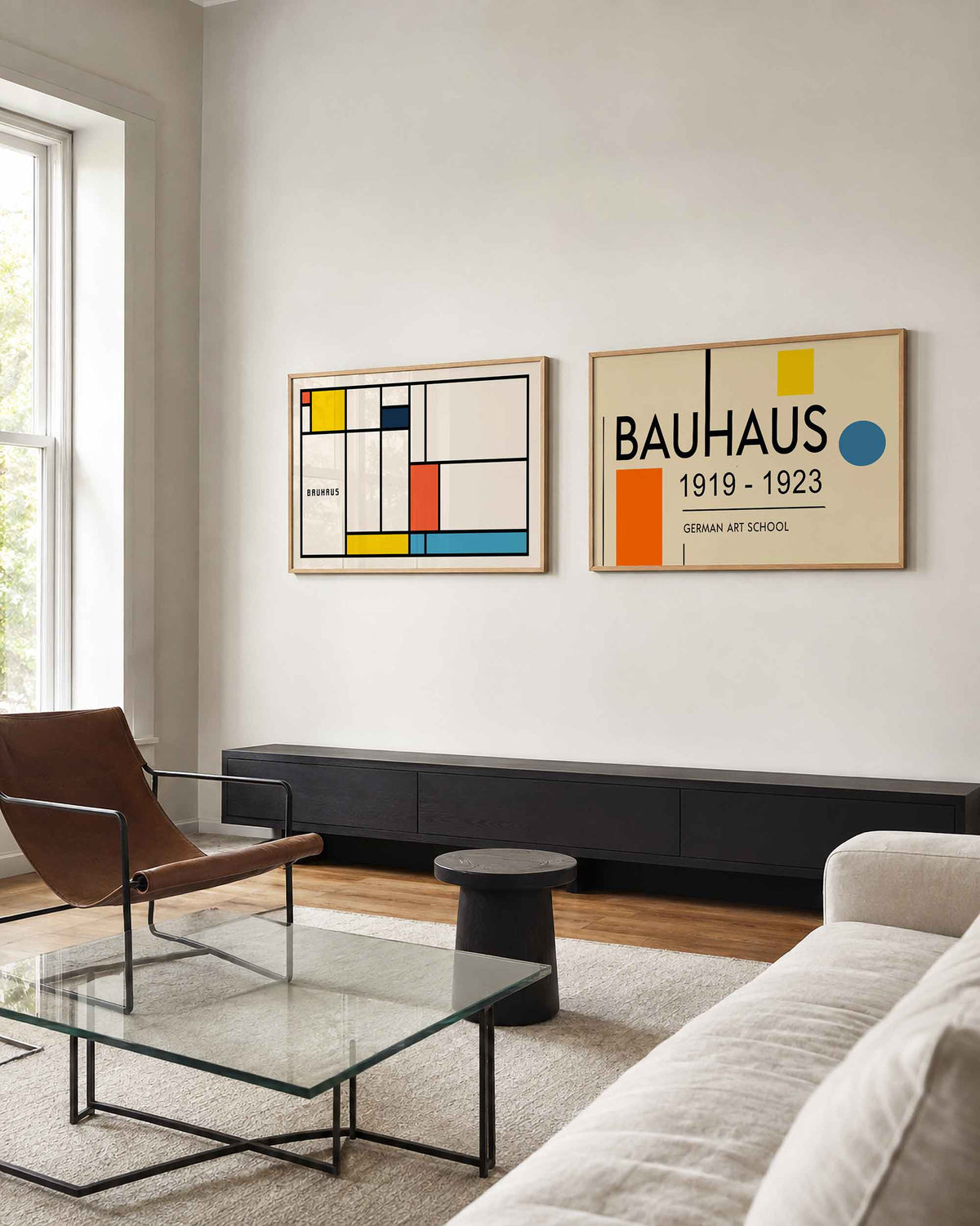 Interieurmockup van tweedelige landscape-posterset met kleurvlakken en bauhausletters