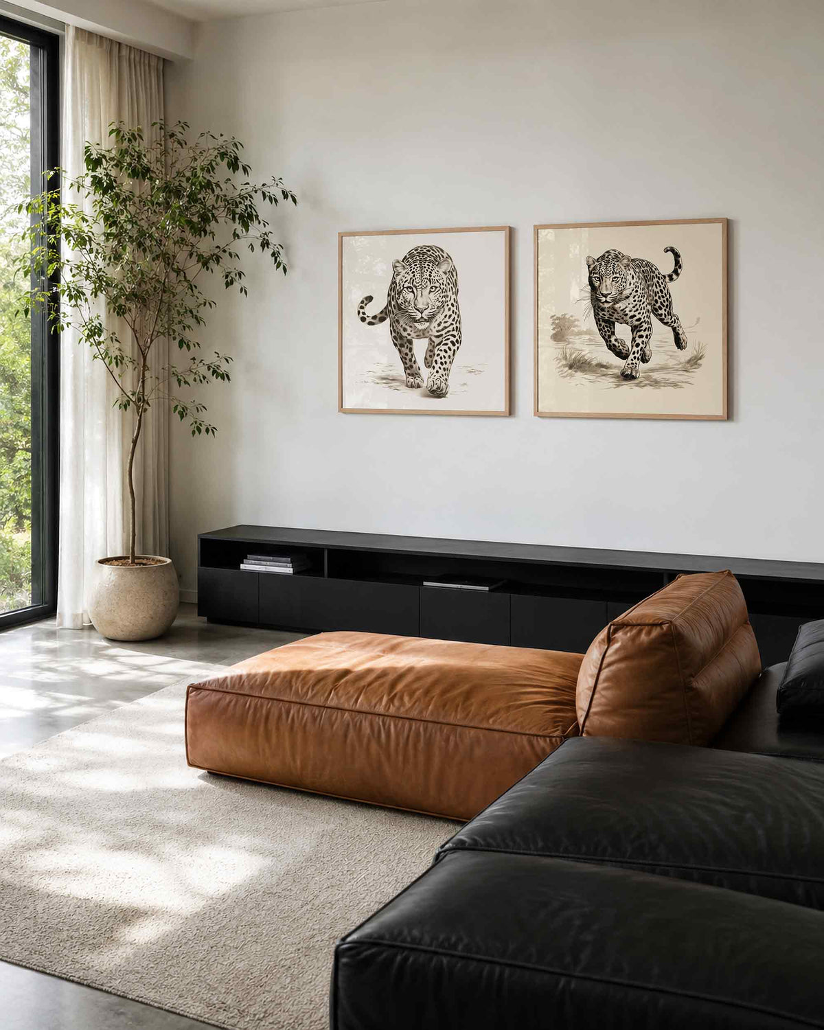 Interieurpresentatie van een tweedelige vierkante posterset met luipaarden