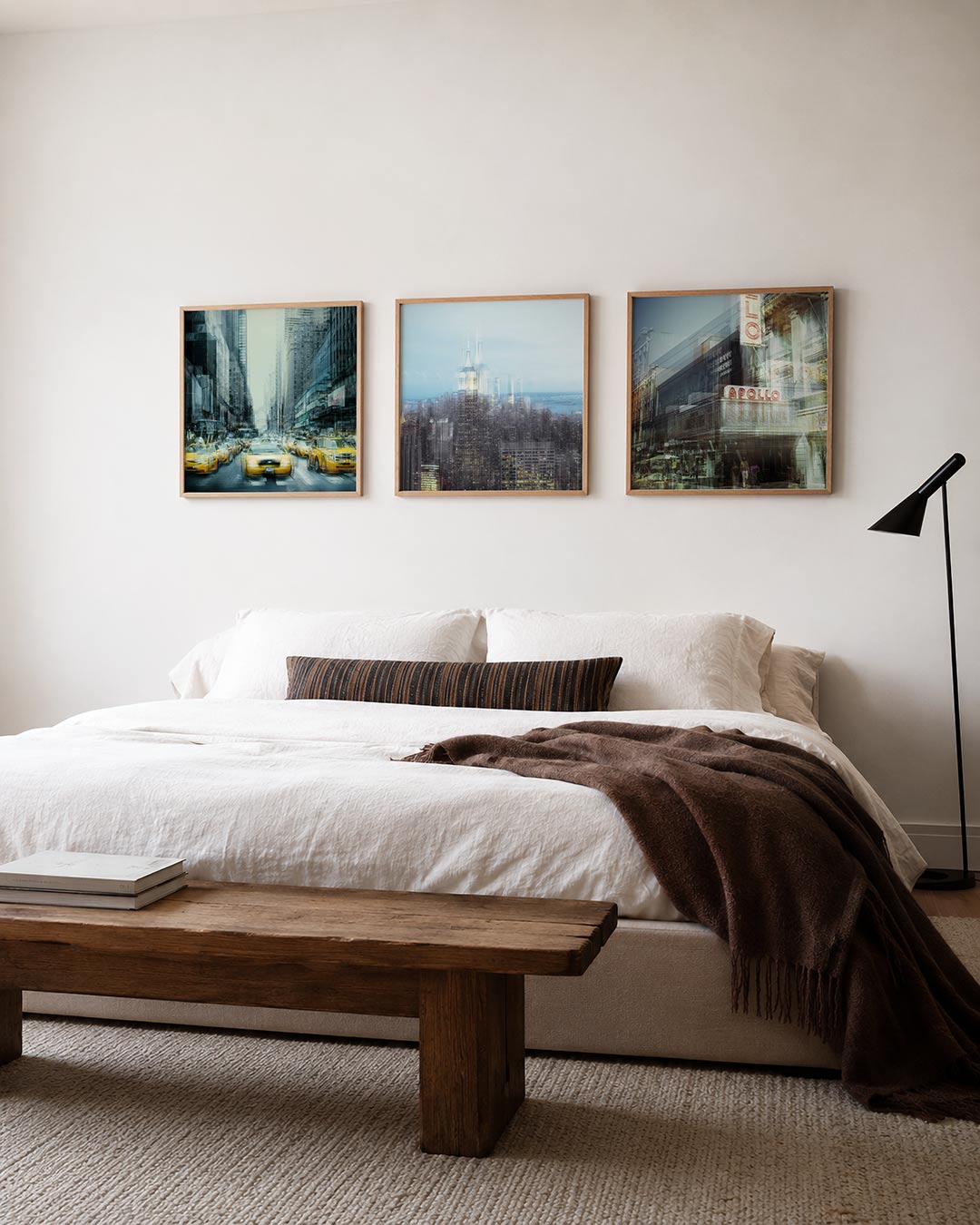 Interieur met vierkant fotografisch drieluik stad in gelaagde beweging – Gerald Emming