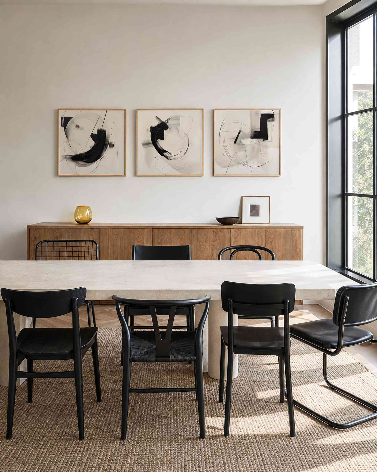 Interieurpresentatie van een driedelige vierkante posterset met zwart grijze abstracte