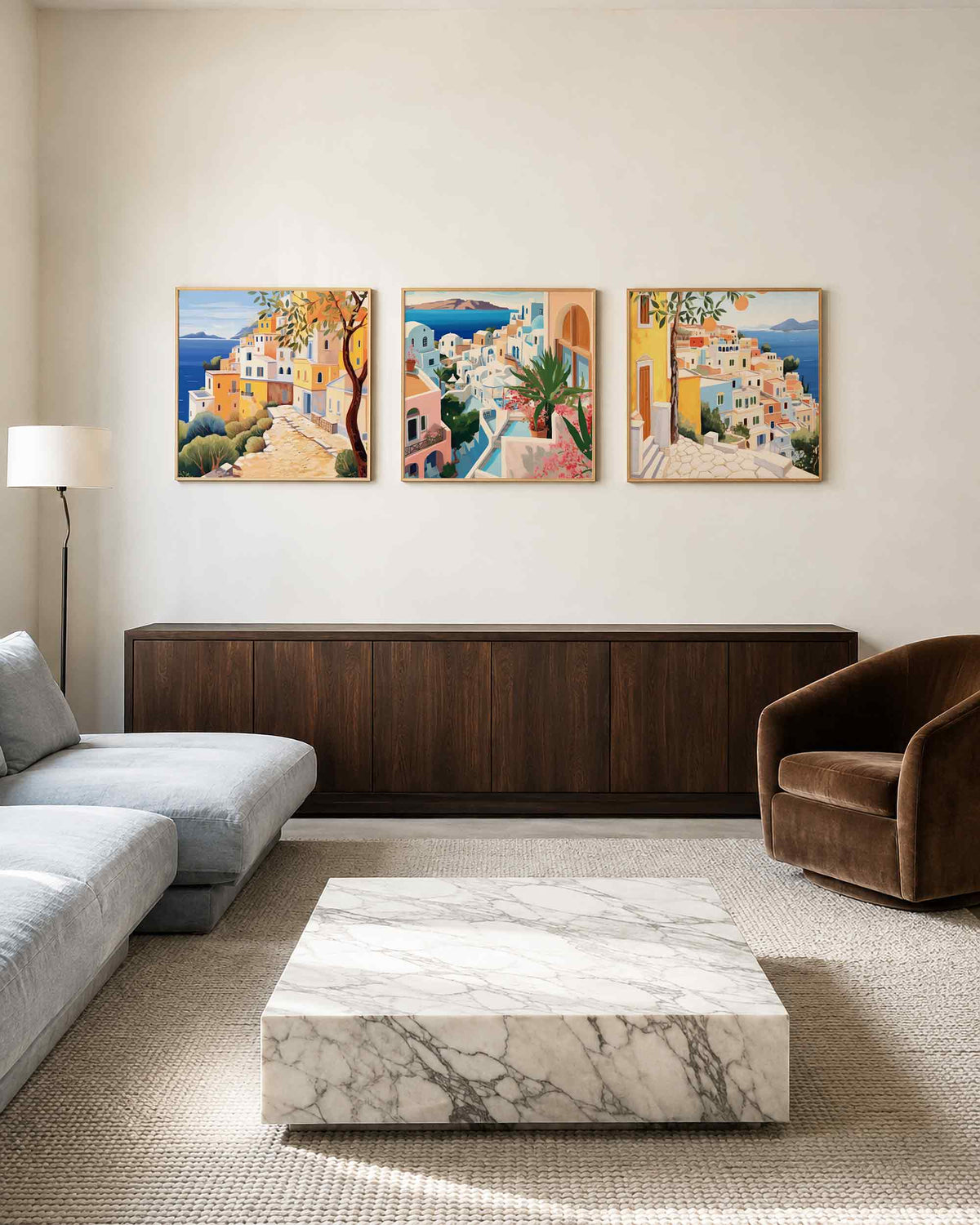 Interieurpresentatie van een driedelige vierkante posterset met mediterrane kustdorpen