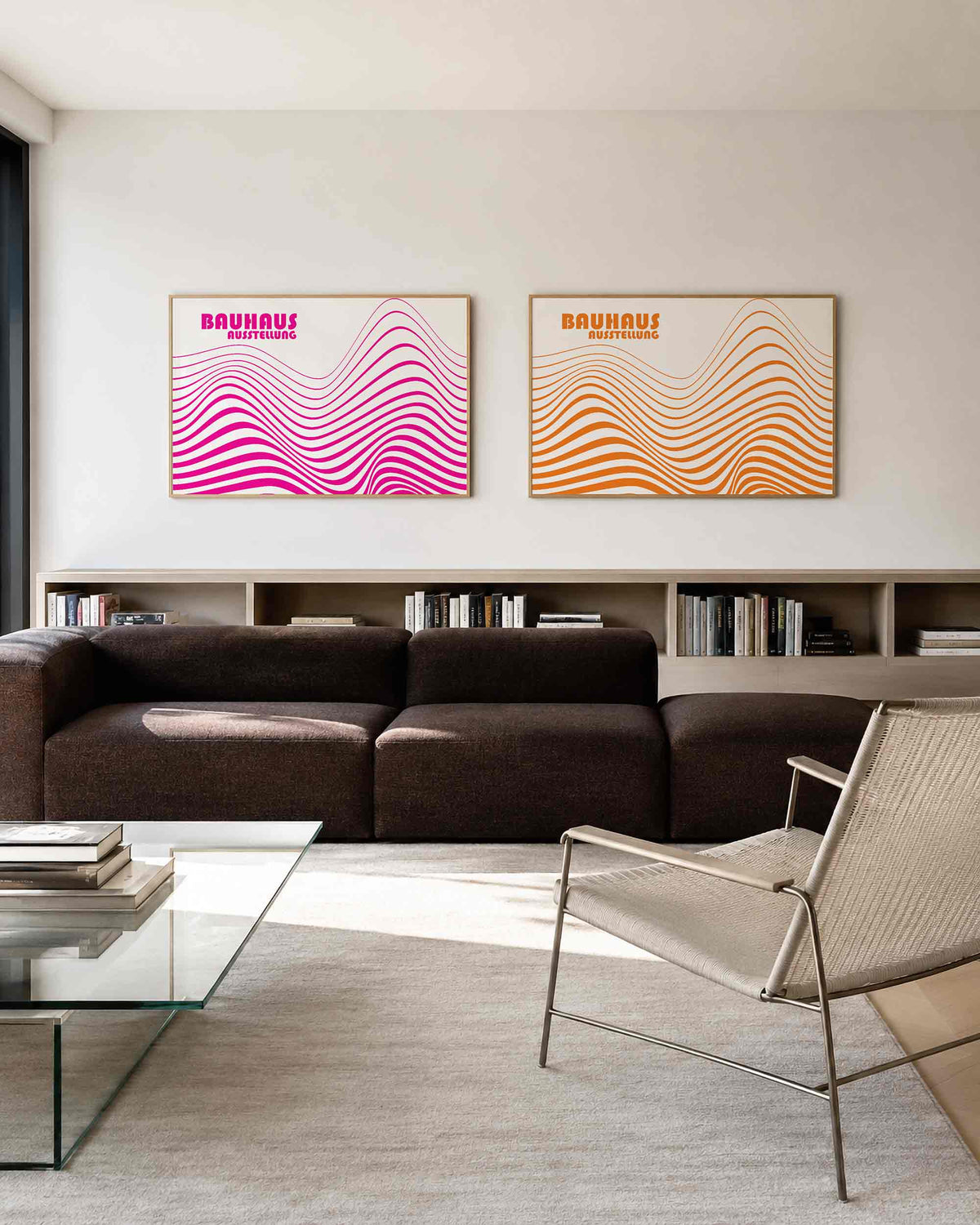 Interieurmockup van tweedelige landscape-posterset met golvende lijnen in kleur
