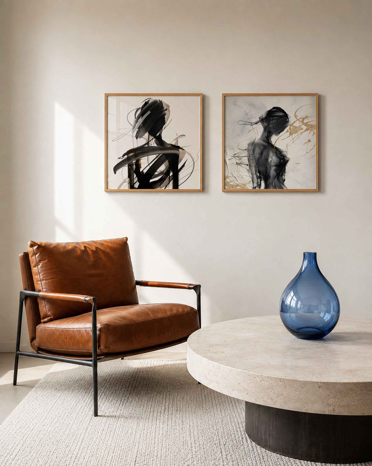 Interieurpresentatie van een tweedelige vierkante posterset met abstracte figuren
