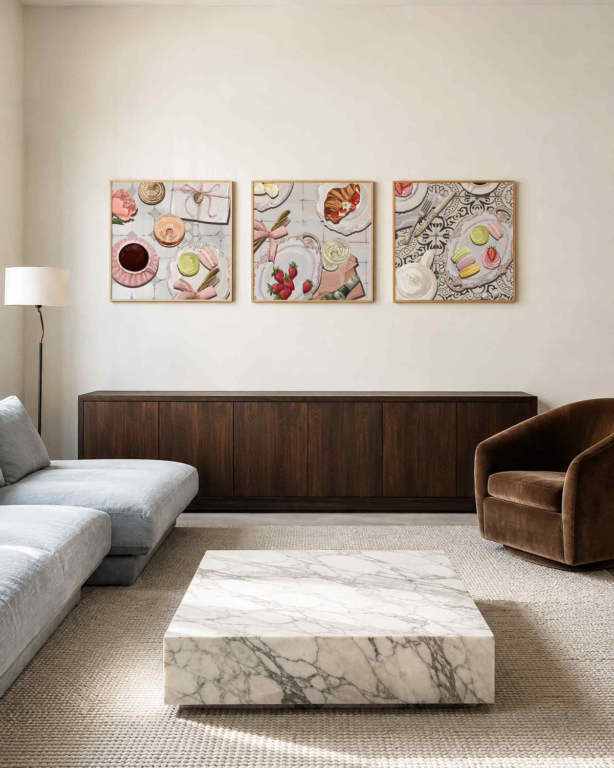 Interieurpresentatie van een driedelige vierkante posterset met franse patisserie