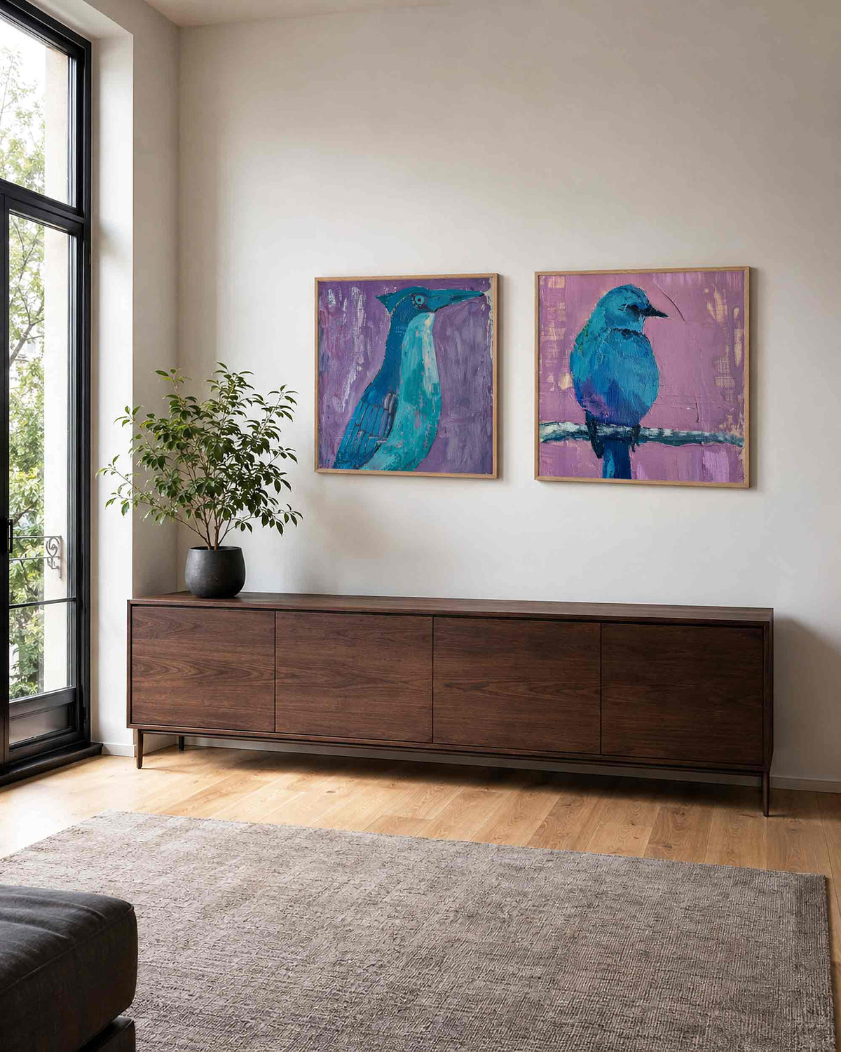 Interieurpresentatie van een tweedelige vierkante posterset met blauwe vogels