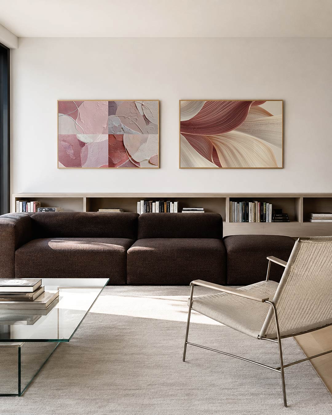 Twee liggende posters met een spel van zachte, ronde vormen in roze en beige tinten, aan de muur in een interieur