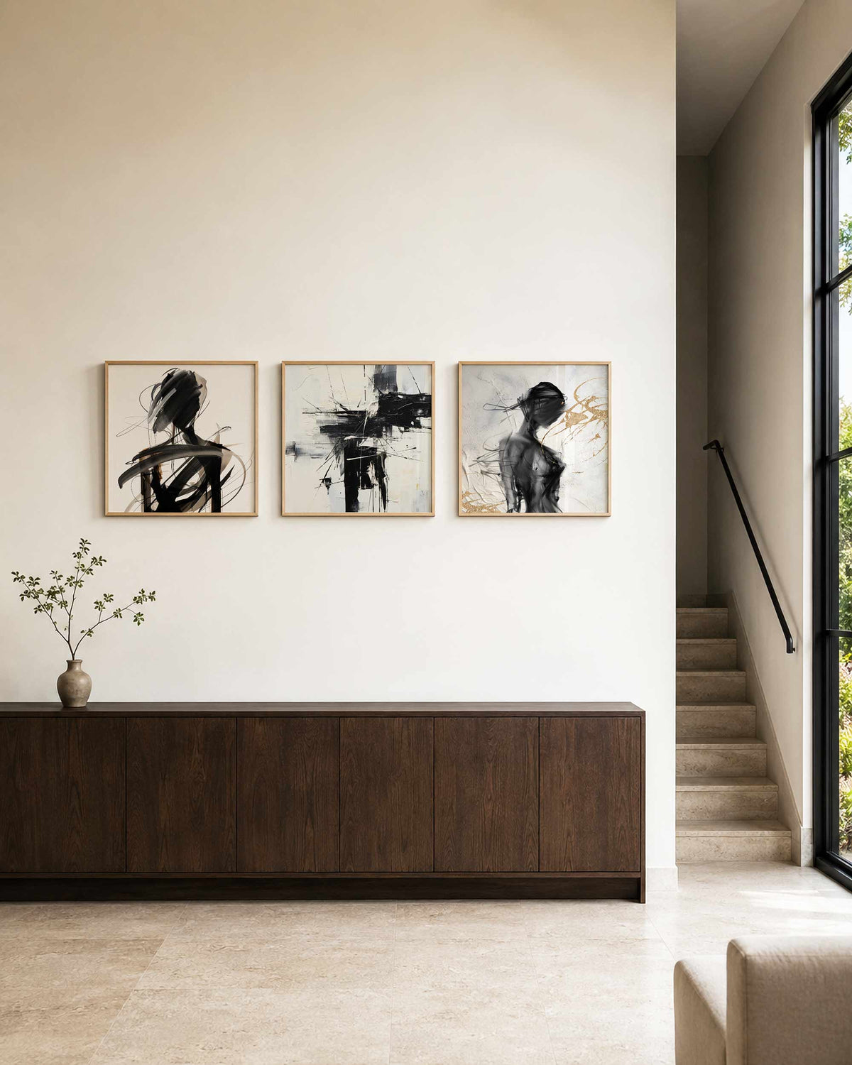Interieurpresentatie van een driedelige vierkante posterset met abstracte zwart grijze kunst