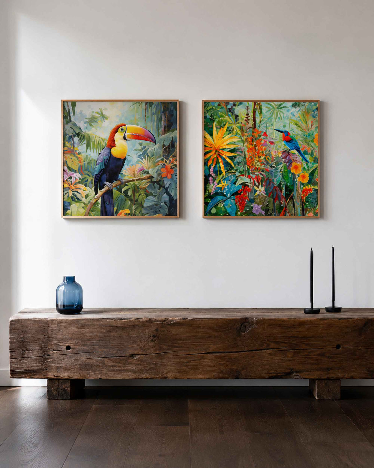 Interieurpresentatie van een tweedelige vierkante posterset met toekans in tropisch groen