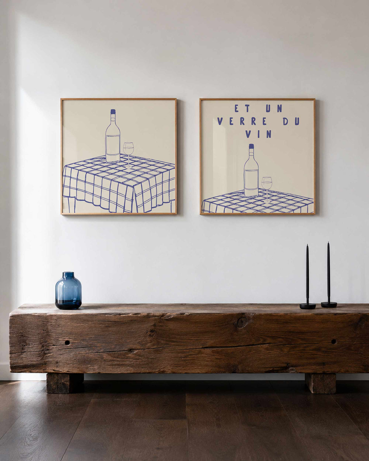 Interieurpresentatie van een tweedelige vierkante posterset met wijnfles en glas