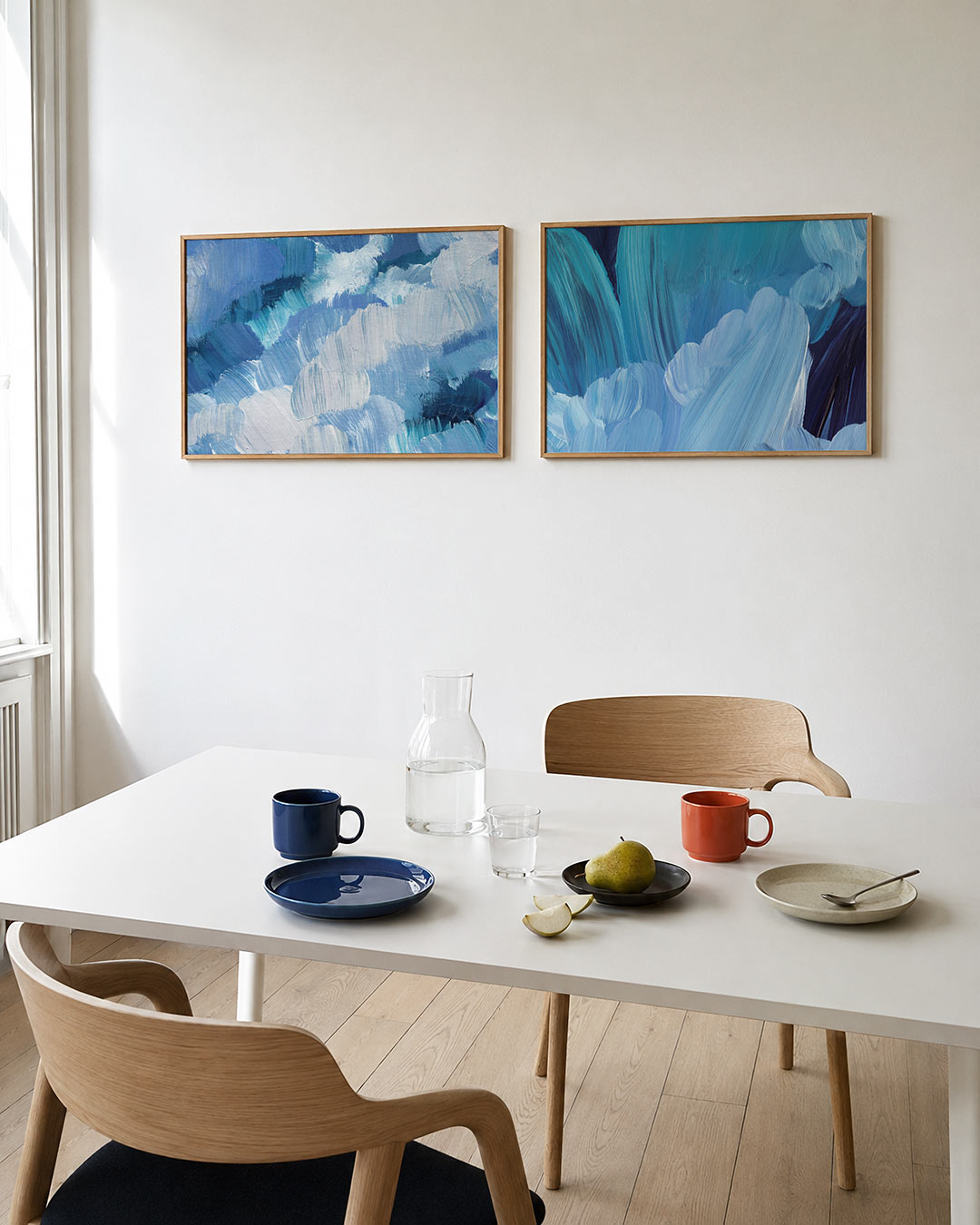Twee liggende posters met deze tweedelige posterset heeft blauwe en witte borstelstreken, aan de muur in een interieur