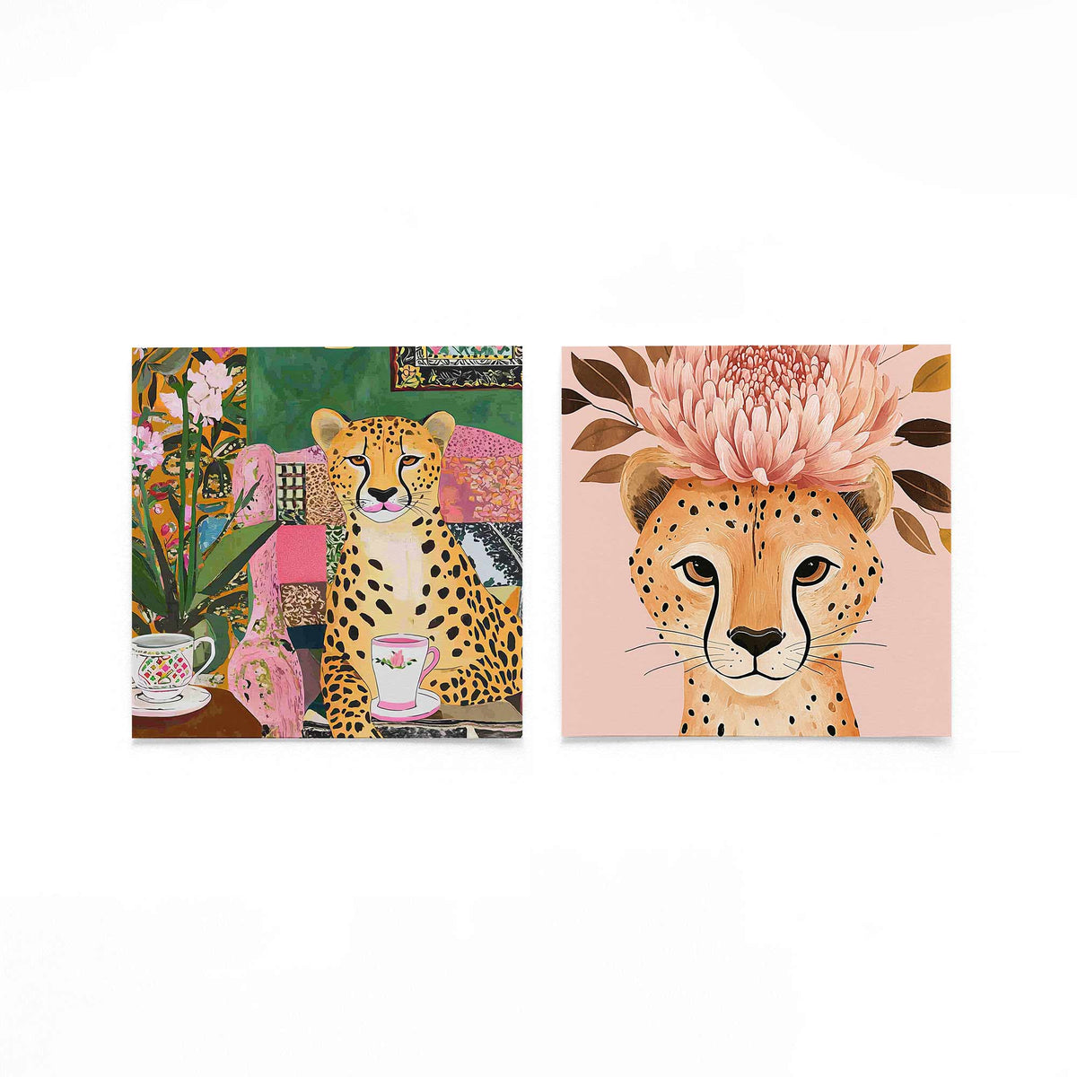 Twee vierkante posters met geparde met bloemen op een gebroken witte achtergrond