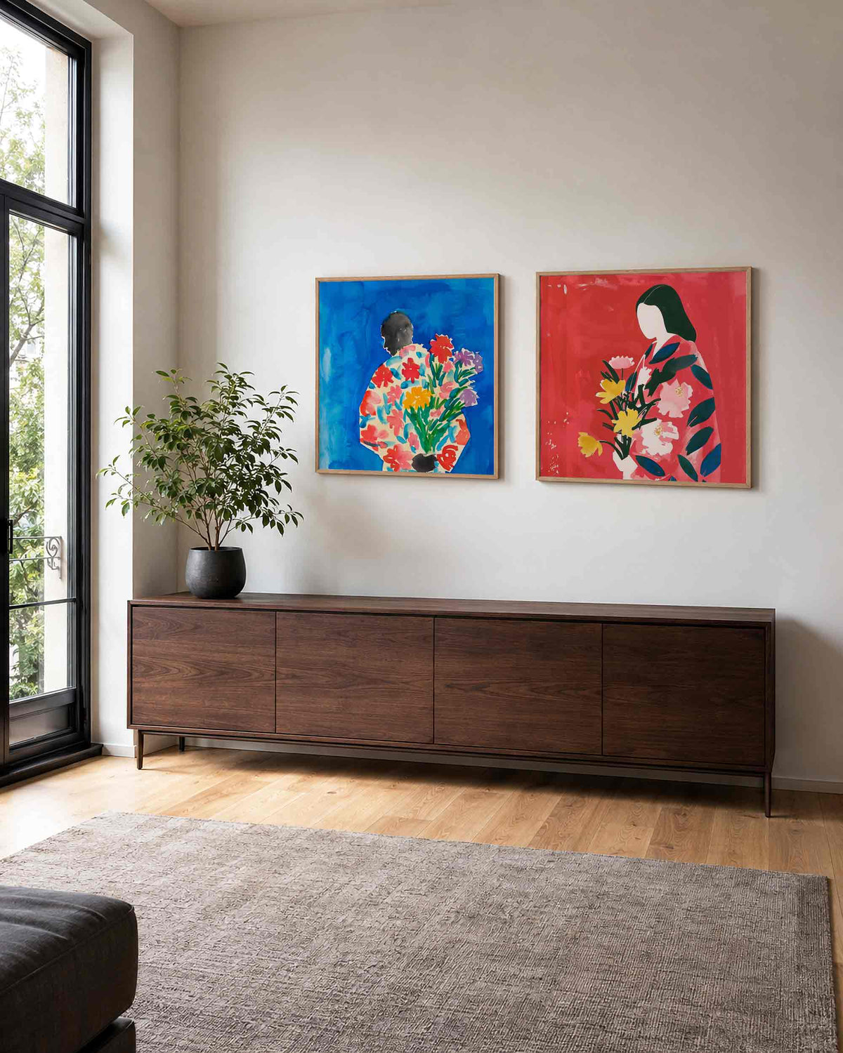 Interieurpresentatie van een tweedelige vierkante posterset met bloemenfiguren