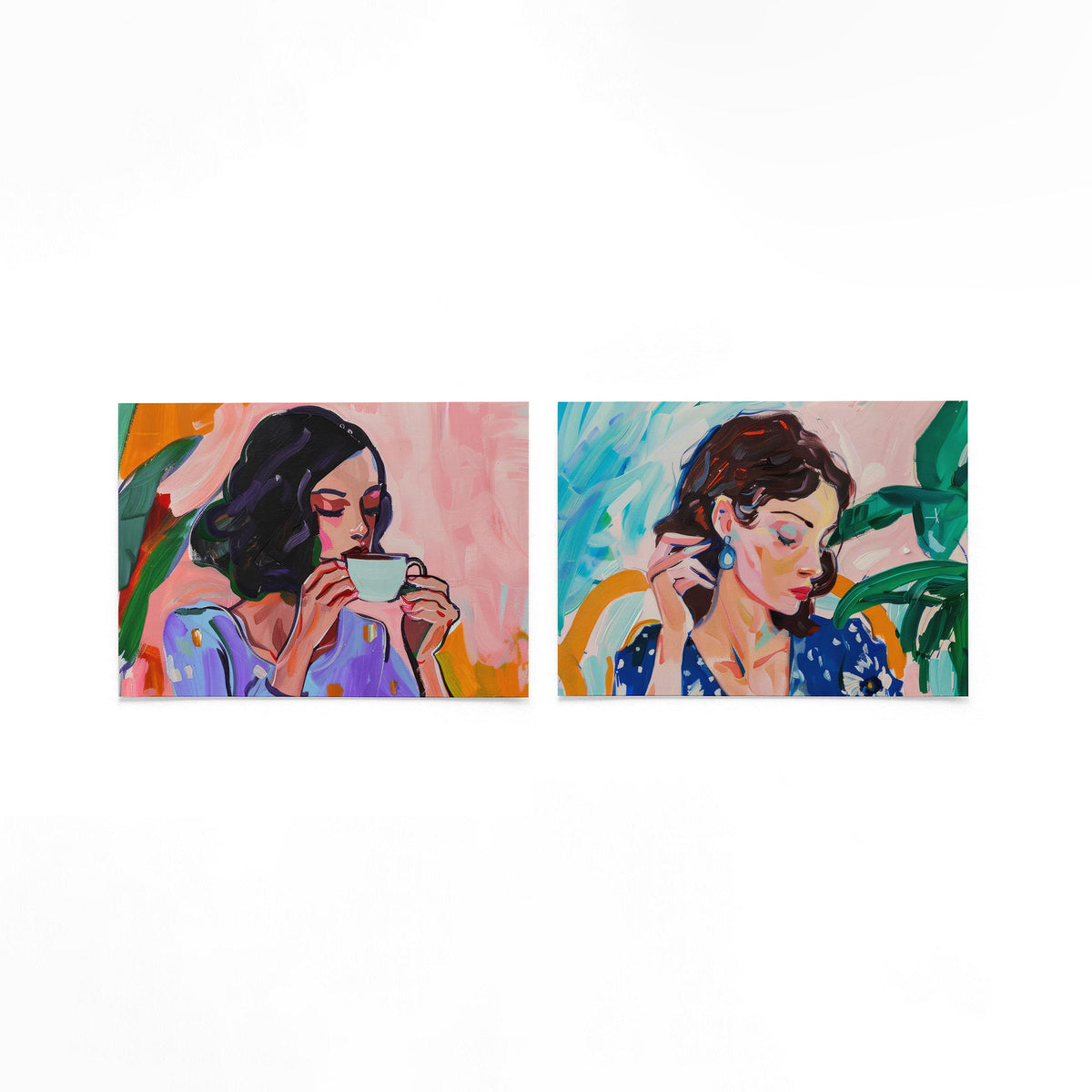 Twee liggende posters met een vrouw geniet van een kopje koffie op een gebroken witte achtergrond