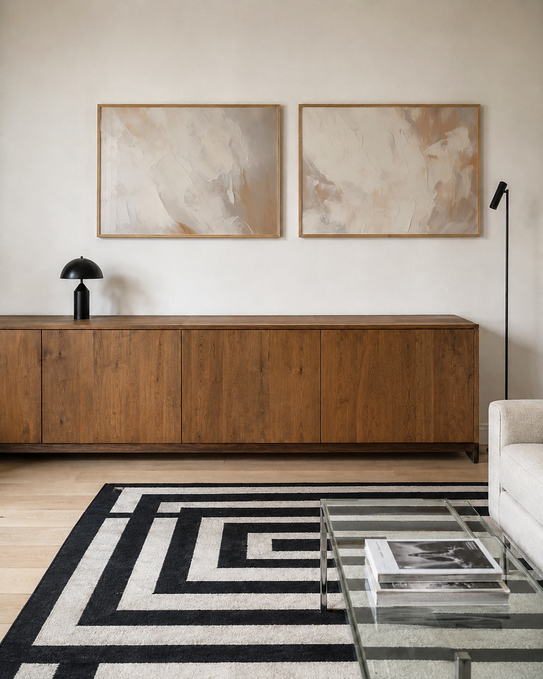 Twee liggende posters met vloeiende, zachte kleurvlakken in crèmetinten, aan de muur in een interieur