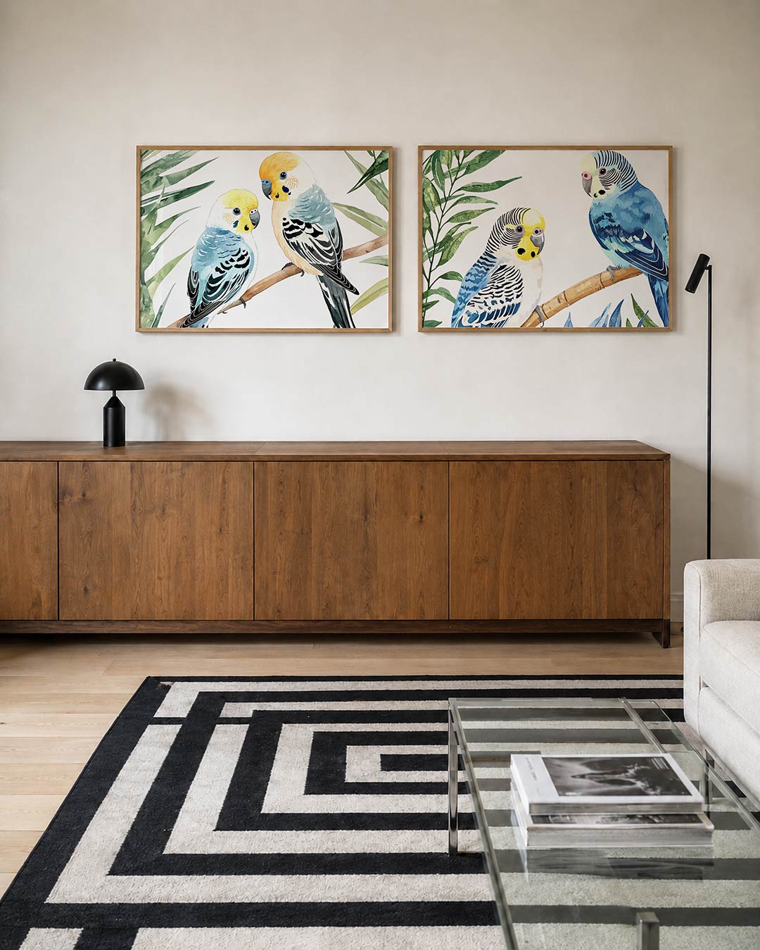 Tweedelige posterset met twee kleurrijke vogels op een tak, omringd door groene bladeren, getoond in een interieur