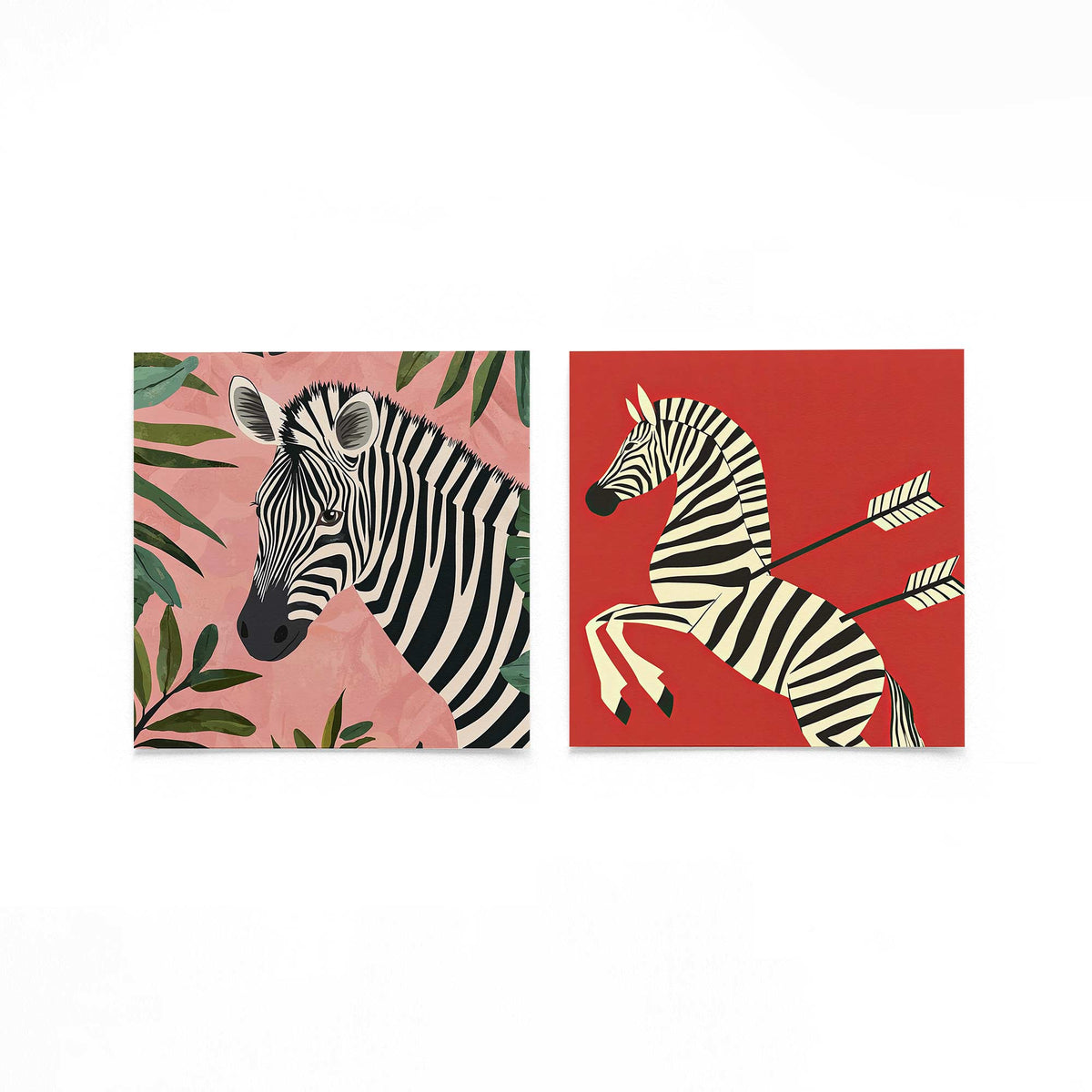 Twee vierkante posters met zebra’s in blad en rood op een gebroken witte achtergrond