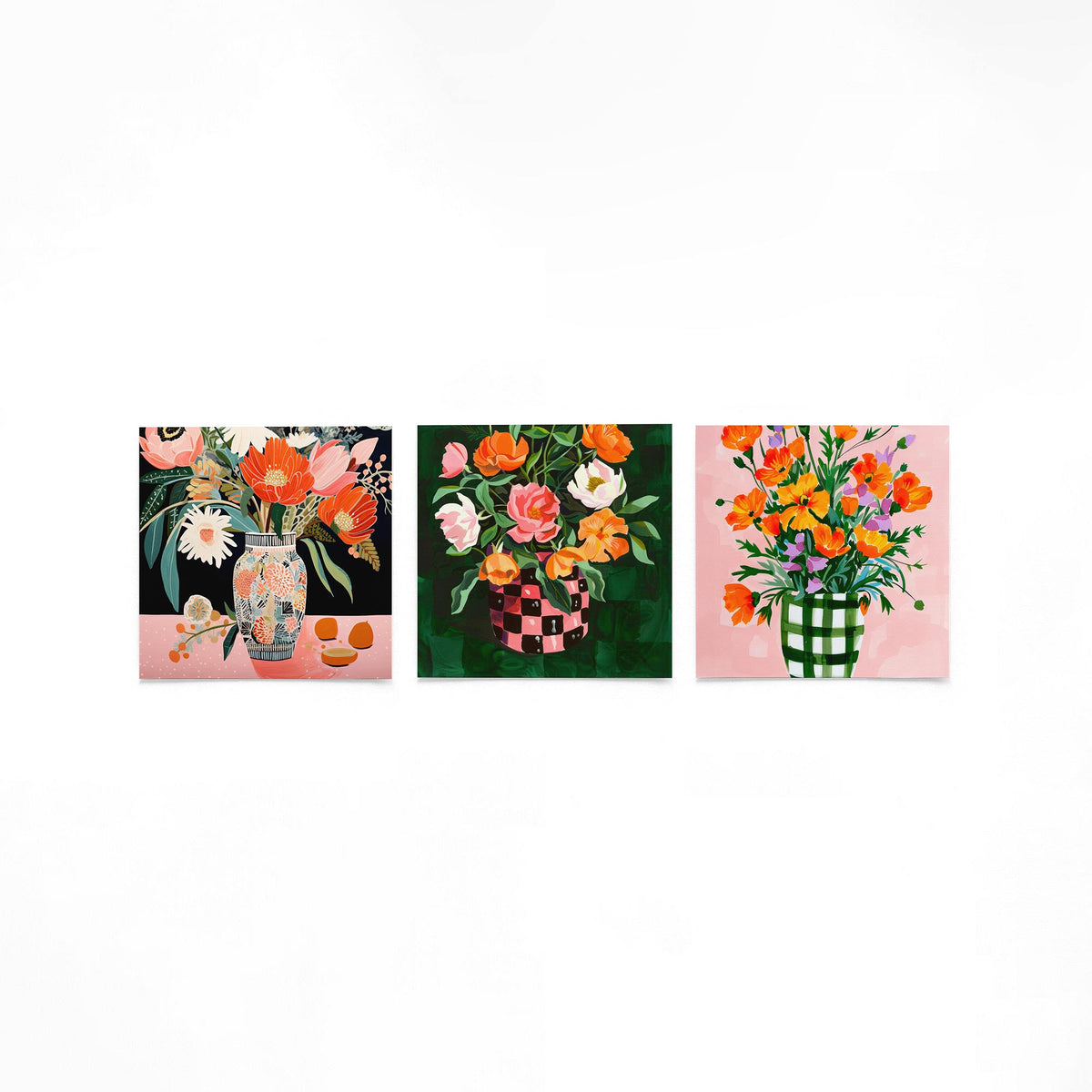 Drie vierkante posters met bloemen in vazen op een gebroken witte achtergrond