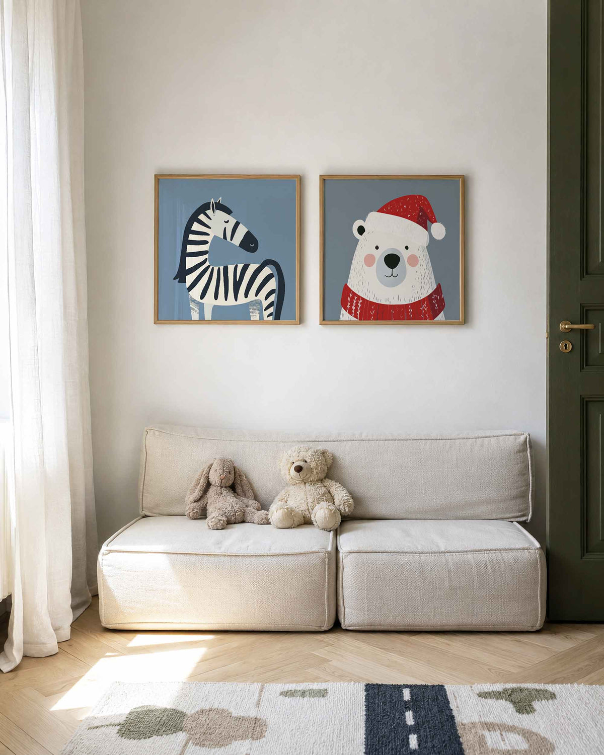 Interieurpresentatie van een tweedelige vierkante posterset met zebra en kerstbeer