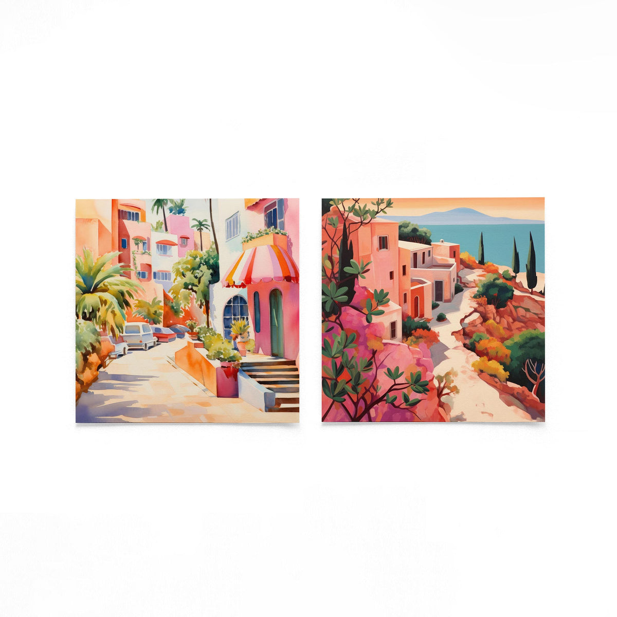 Twee vierkante posters met mediterrane dorpjes op een gebroken witte achtergrond