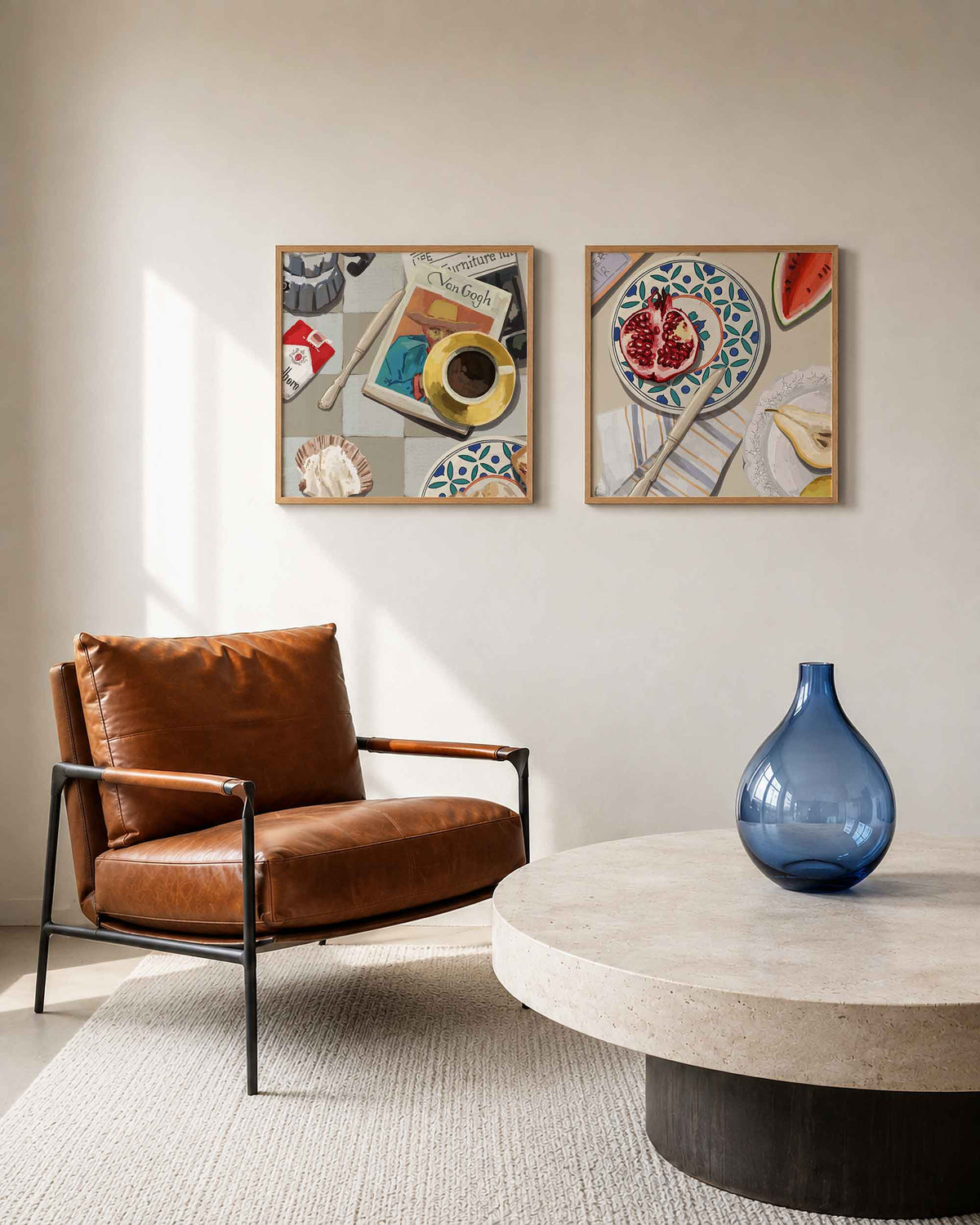 Interieurpresentatie van een tweedelige vierkante posterset met koffie en granaatappel