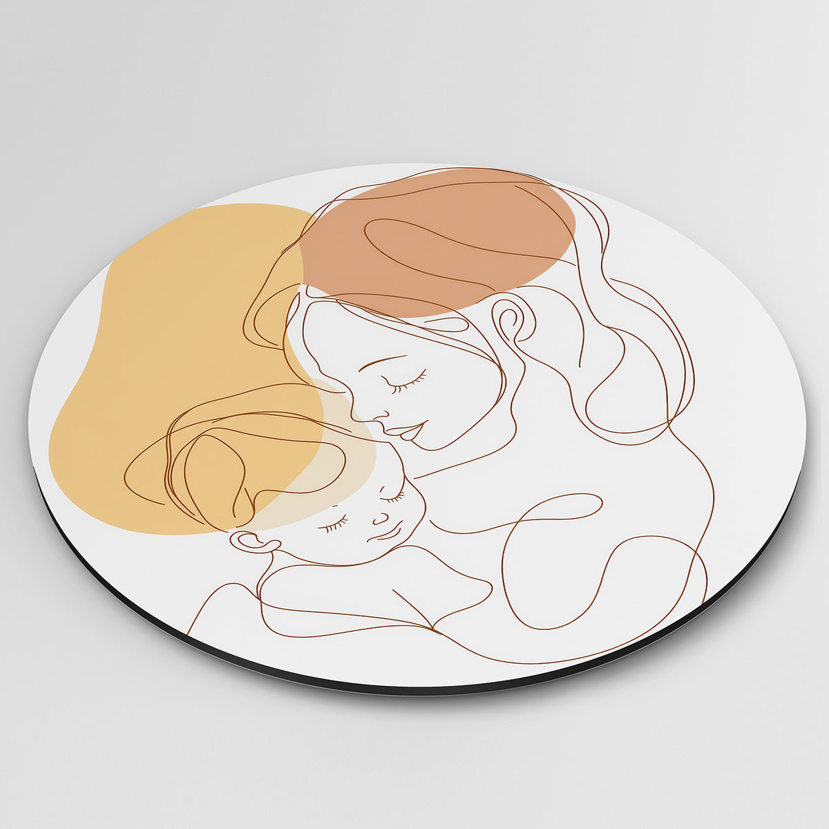 Moeder en kind Muurcirkel – detailweergave – Een lijntekening van een moeder en kind met beige en bruine tinten.