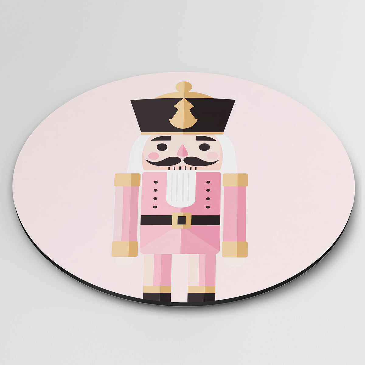Roze notenkraker Muurcirkel – detailweergave – Een notenkrakerfiguur in roze en zwart met gouden accenten.