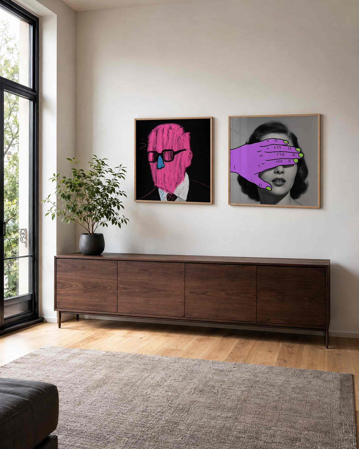 Interieurpresentatie van een tweedelige vierkante posterset met portretten met popkleur
