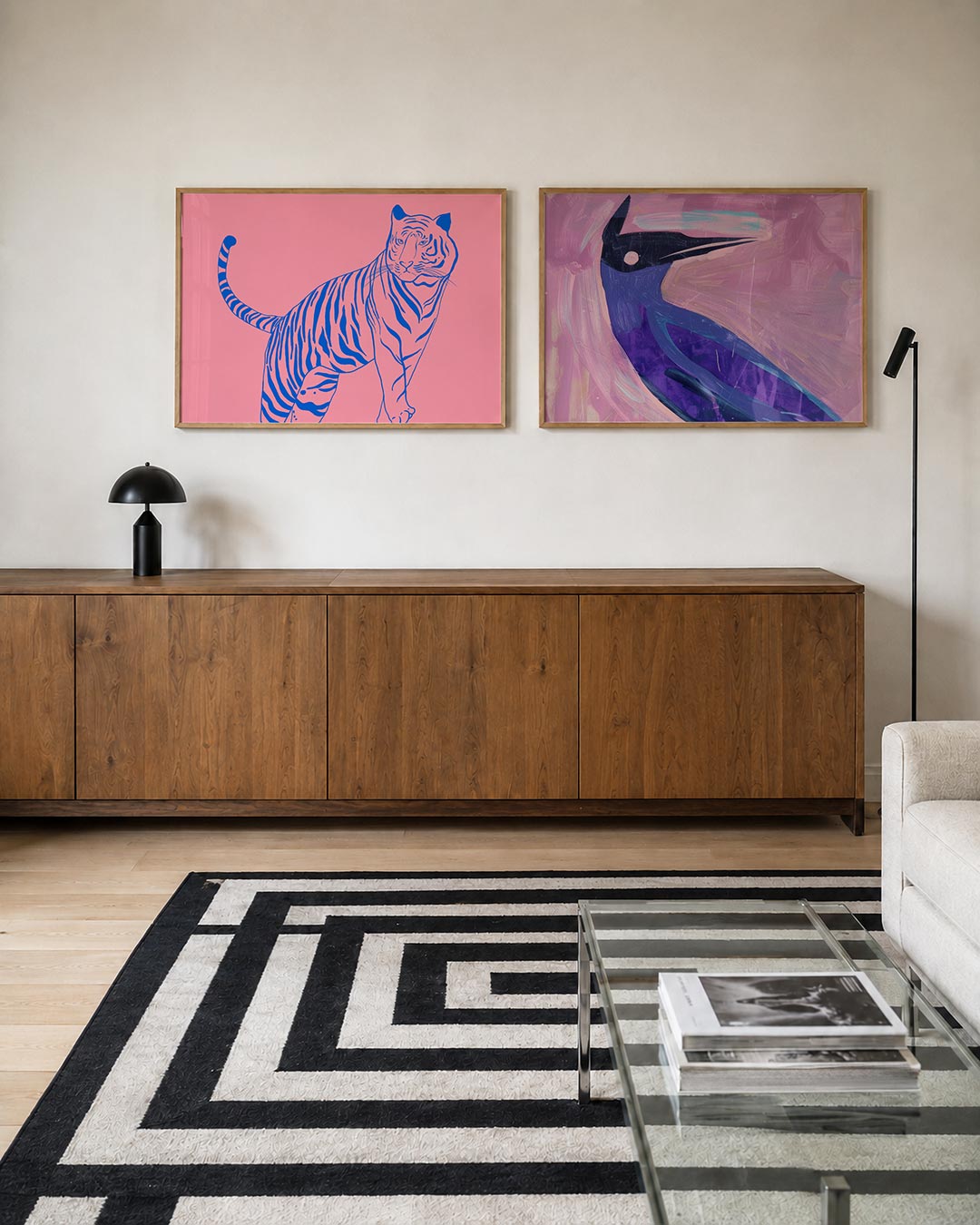 Twee liggende posters met een levendige tijger in blauw op een roze achtergrond, aan de muur in een interieur