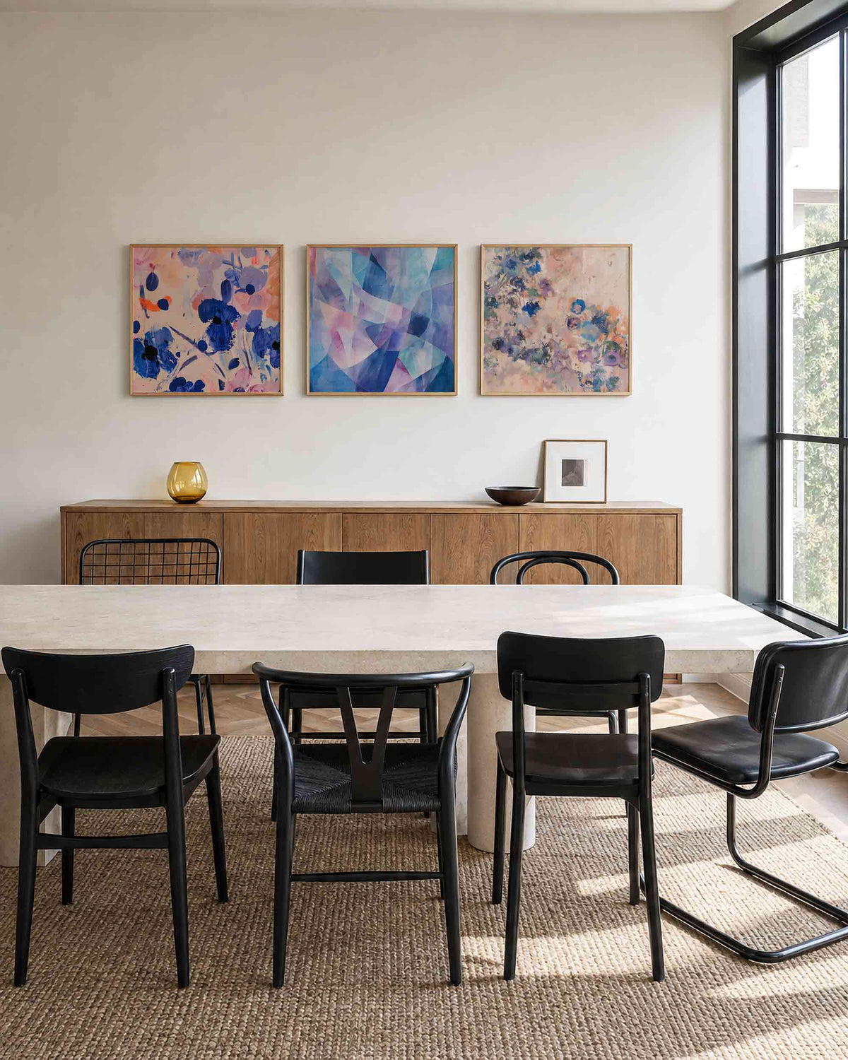Interieurpresentatie van een driedelige vierkante posterset met abstracte kleuren