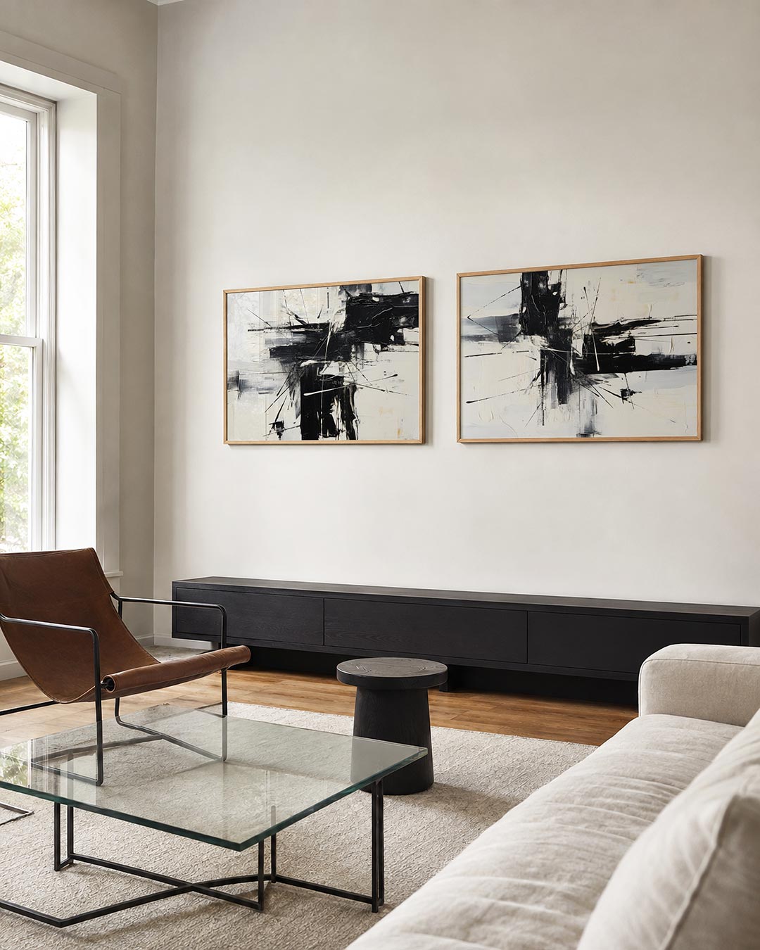 Tweedelige posterset met een krachtig lijnenspel met contrasterende kleurvlakken, getoond in een interieur