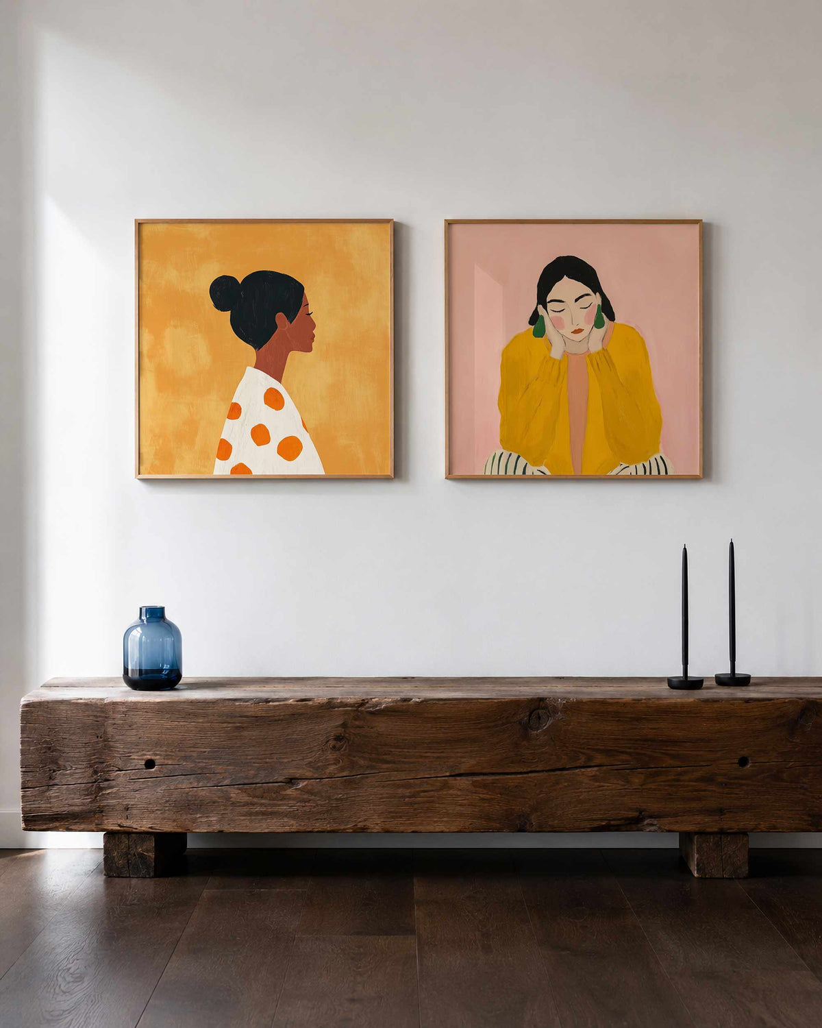 Interieurpresentatie van een tweedelige vierkante posterset met vrouwenportretten
