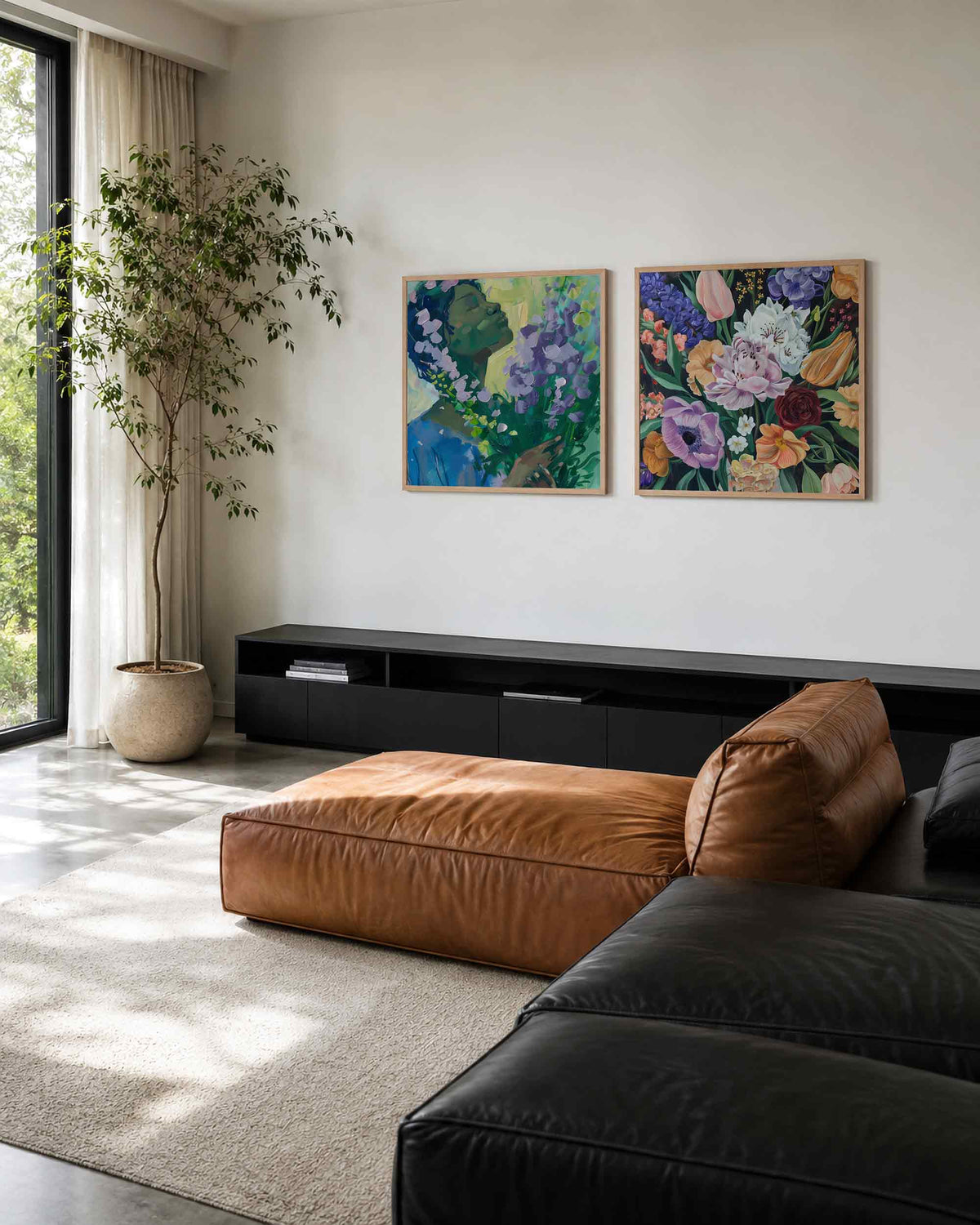 Interieurpresentatie van een tweedelige vierkante posterset met bloemen en verfstreken