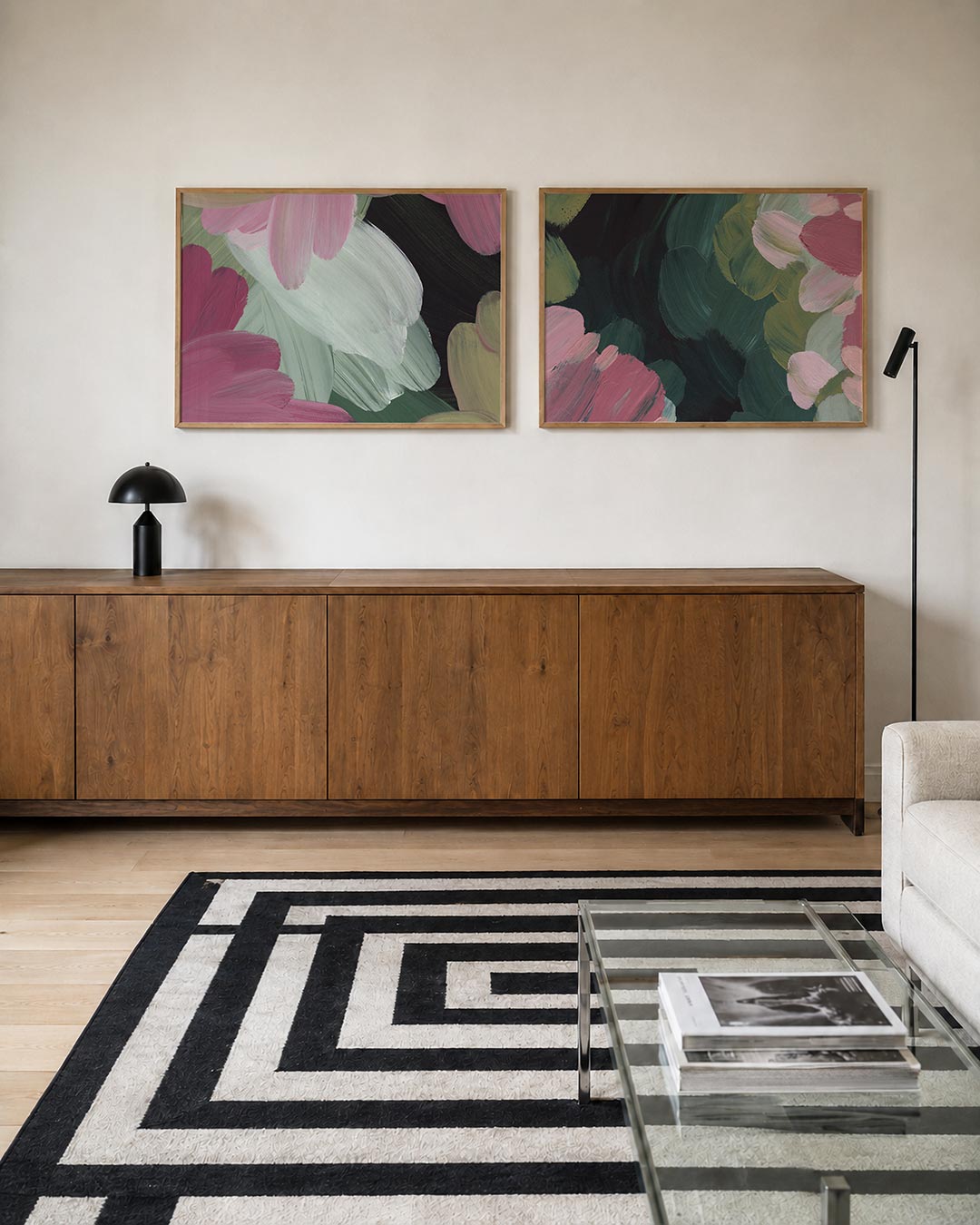 Interieurbeeld met twee liggende posters: roze, groen en wit