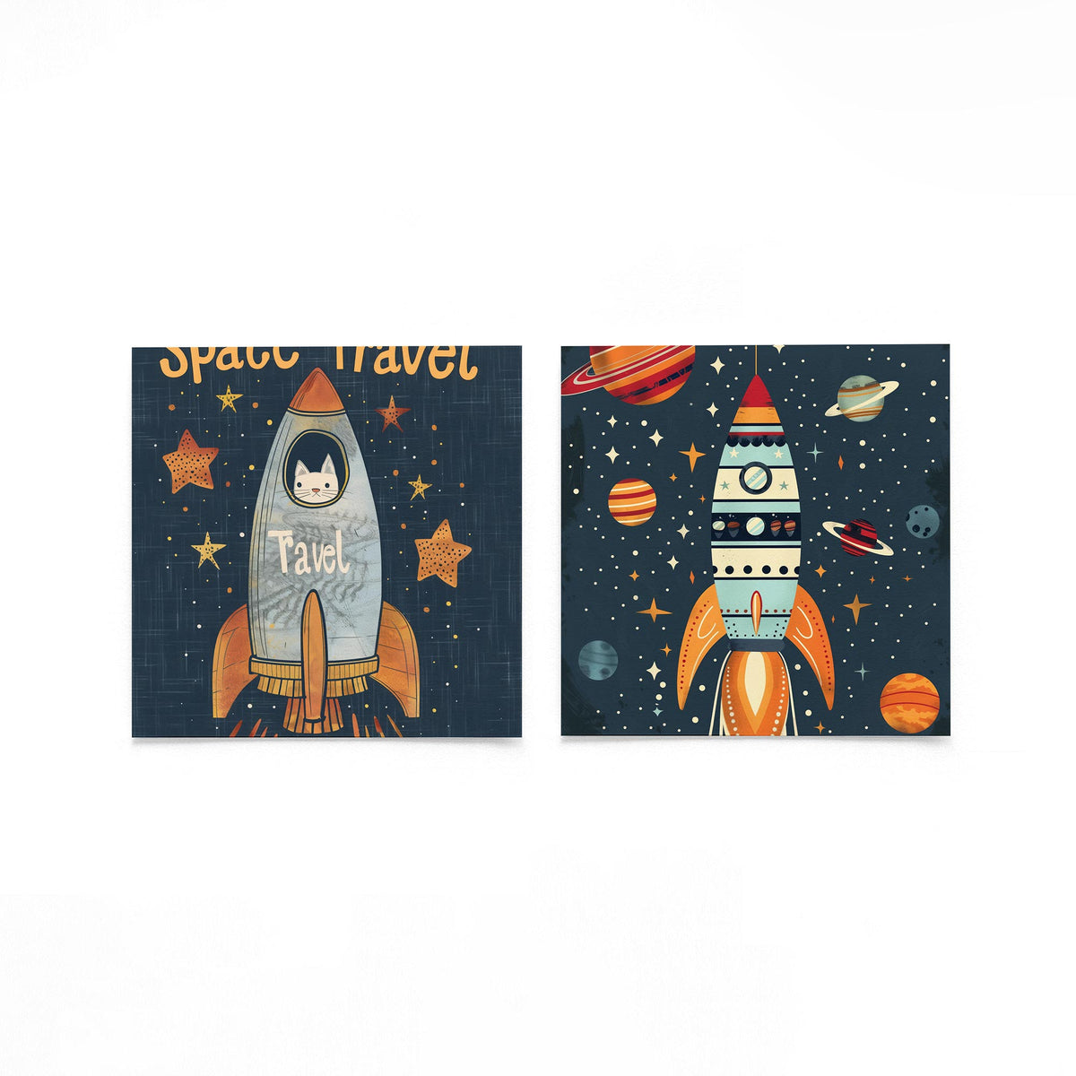 Twee vierkante posters met raket en planeten op een gebroken witte achtergrond