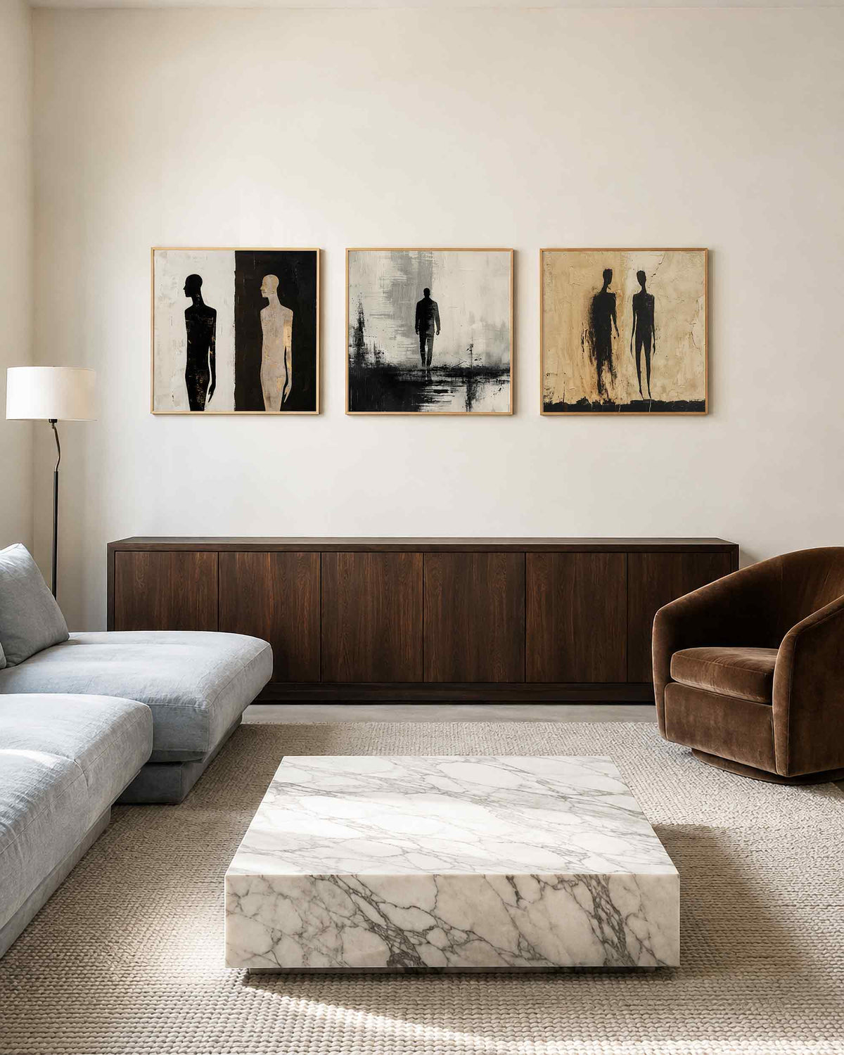 Interieurpresentatie van een driedelige vierkante posterset met abstracte mensfiguren