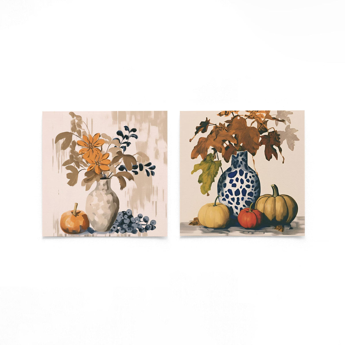Twee vierkante posters met bloemen en pompoenen op een gebroken witte achtergrond