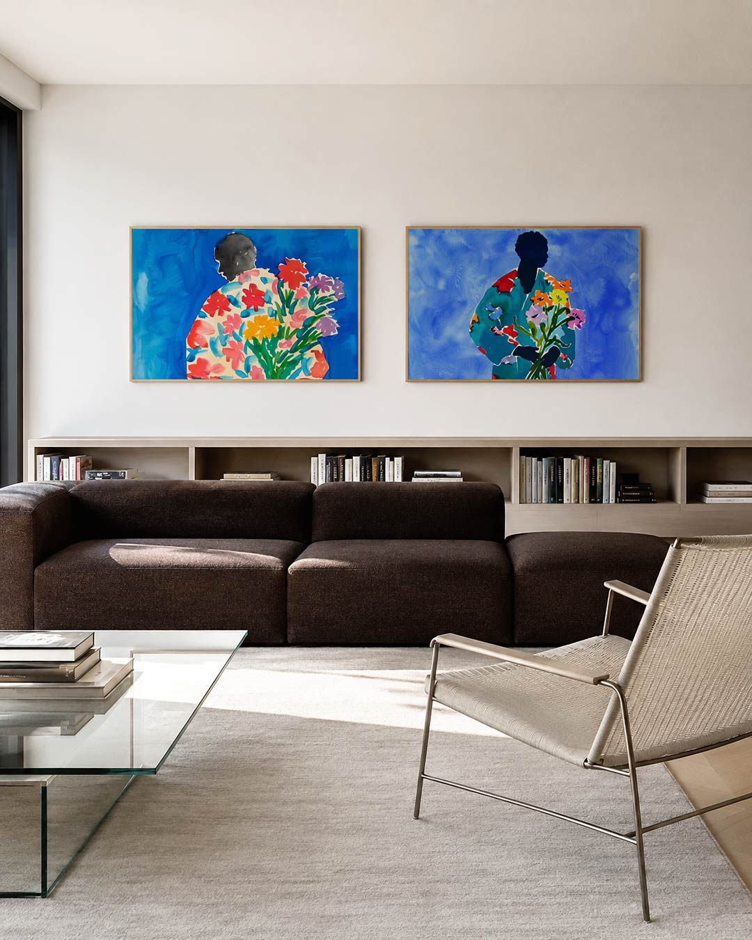 Tweedelige posterset met een silhouet gevuld met levendige bloemen tegen een diepblauwe achtergrond, getoond in een interieur