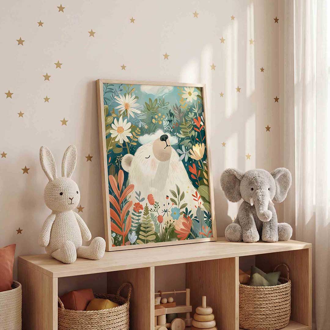 Beer tussen bloemen Poster