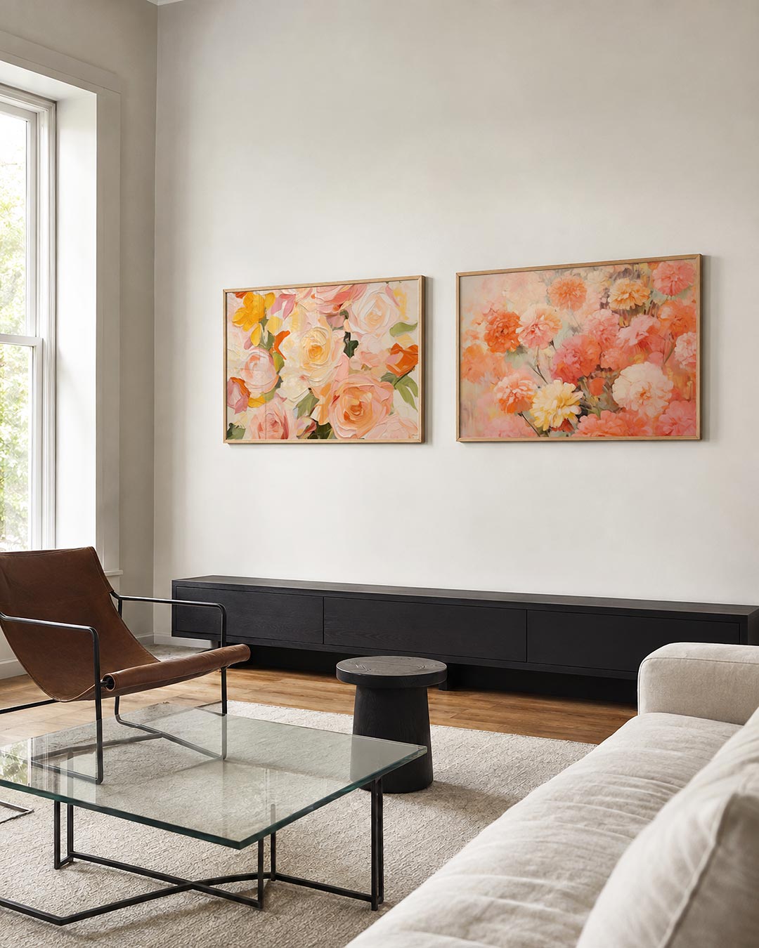 Tweedelige posterset met een levendige verzameling van bloemen in zachte tinten, getoond in een interieur