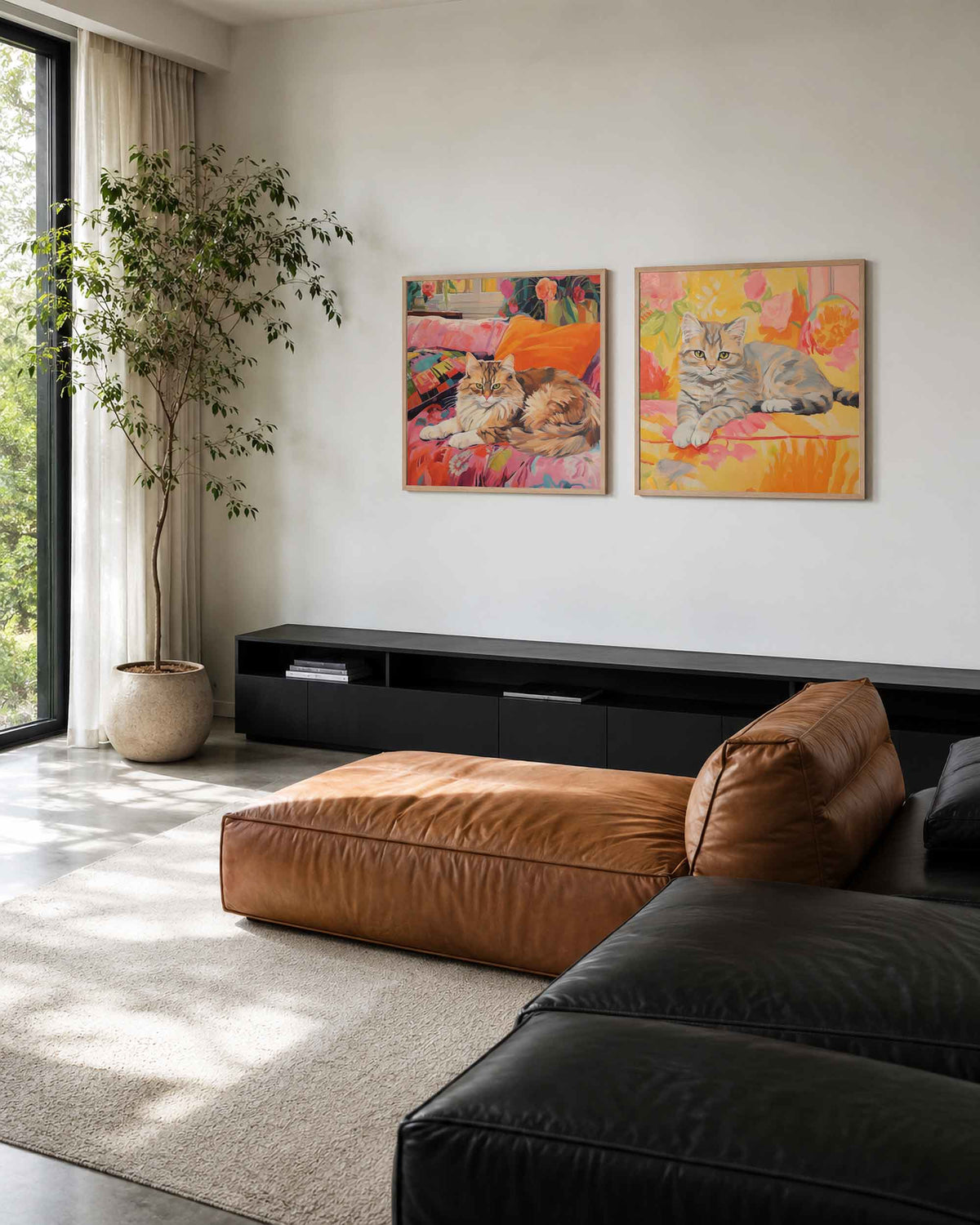 Interieurpresentatie van een tweedelige vierkante posterset met twee katten tussen bloemen