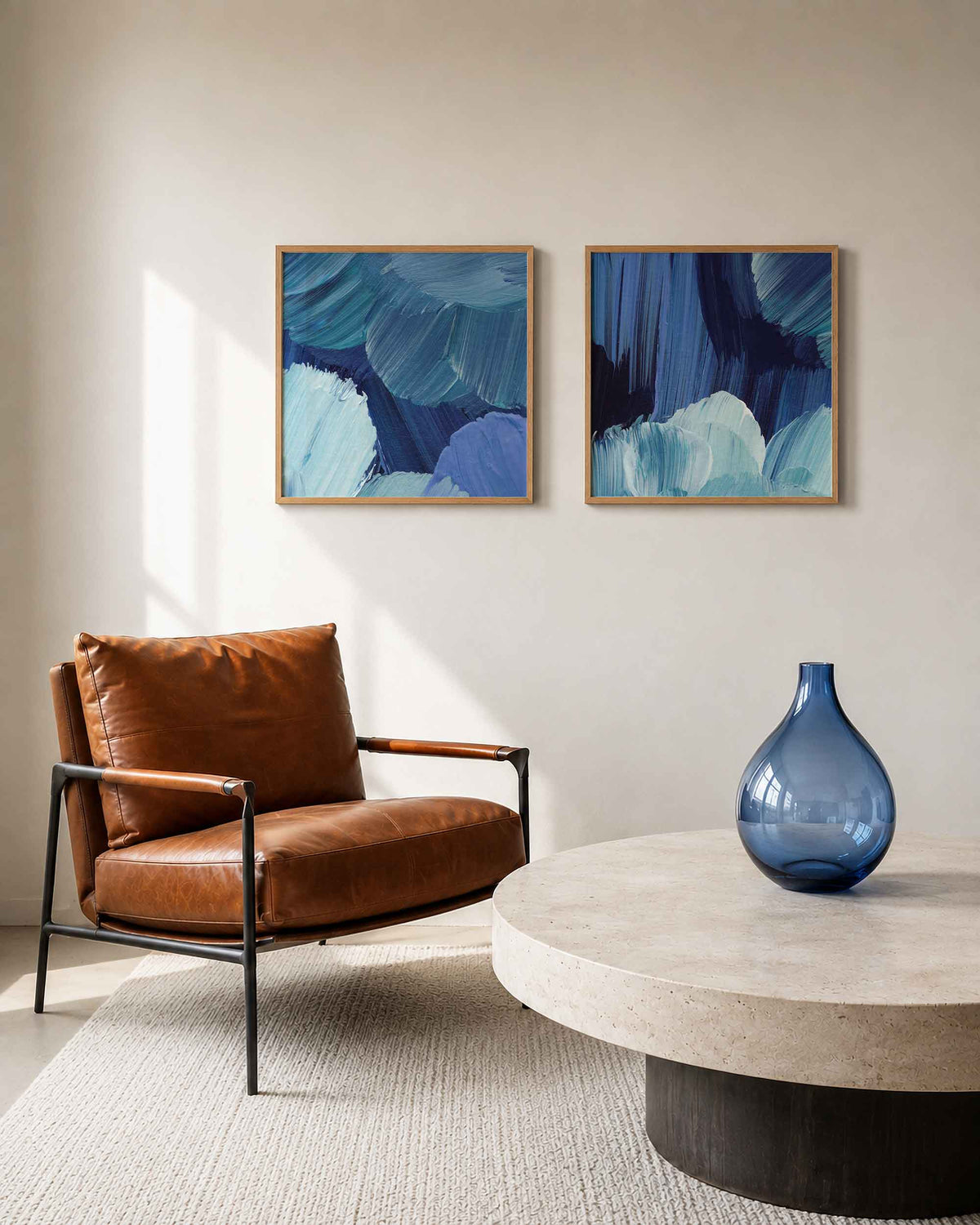 Interieurpresentatie van een tweedelige vierkante posterset met blauwe penseelstreken