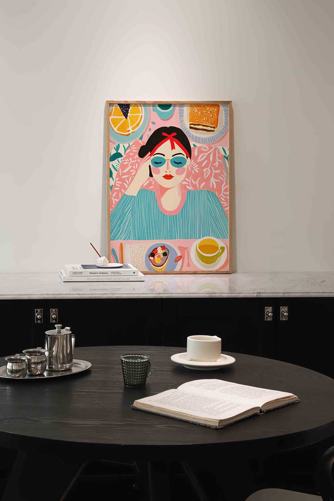 Ontspannen vrouw met ontbijt Poster