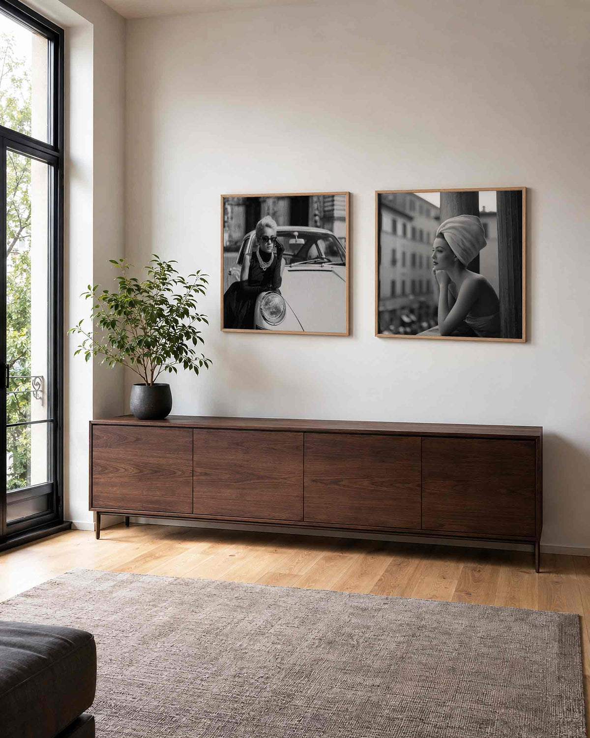 Interieurpresentatie van een tweedelige vierkante posterset met modeportretten