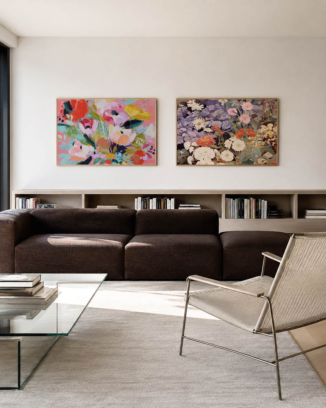 Interieurpresentatie van twee posters met bloemen in felle tinten
