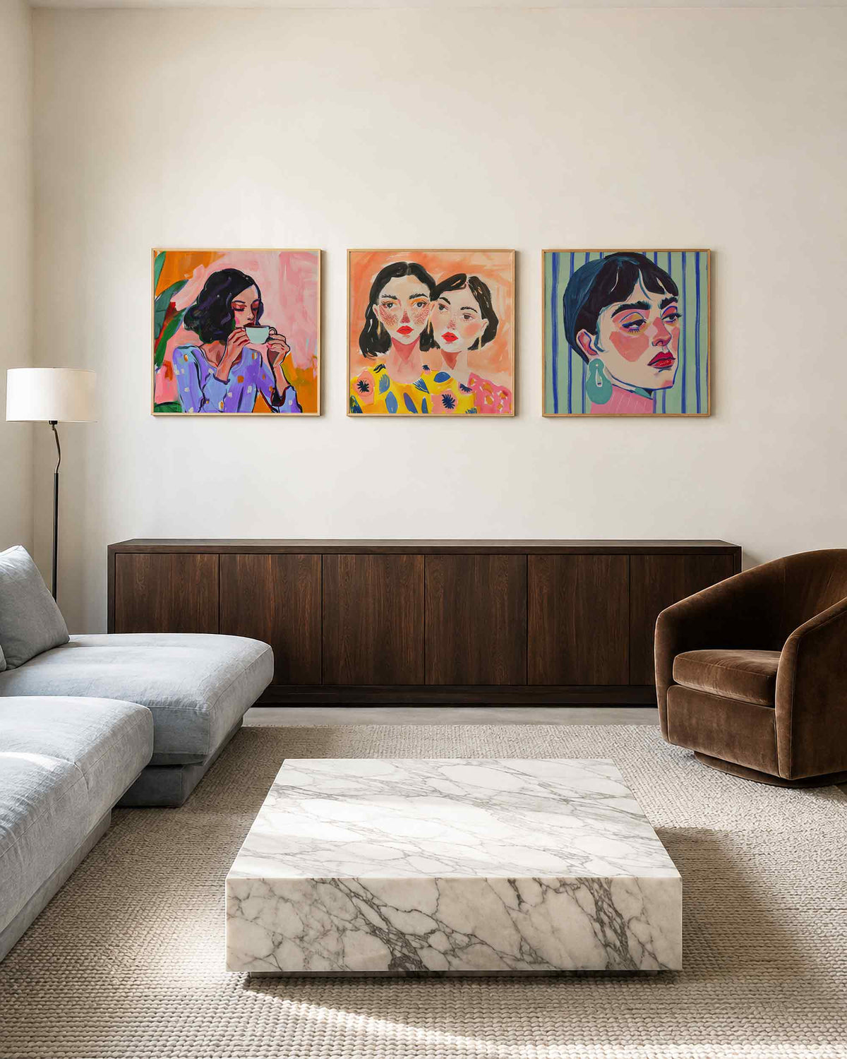 Interieurpresentatie van een driedelige vierkante posterset met vrouwelijke portretten