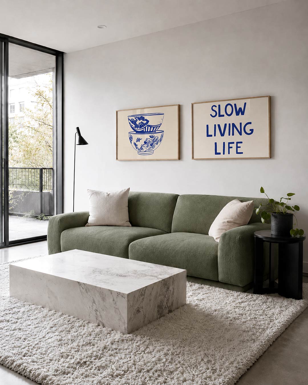 Twee liggende posters met twee kommen vol blauwe patronen op een lichte achtergrond, aan de muur in een interieur