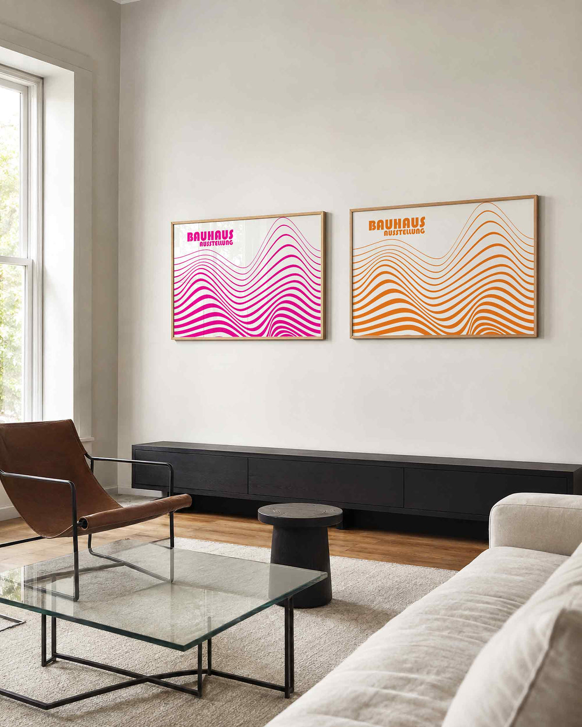Interieurmockup van tweedelige landscape-posterset met golvende lijnen in kleur