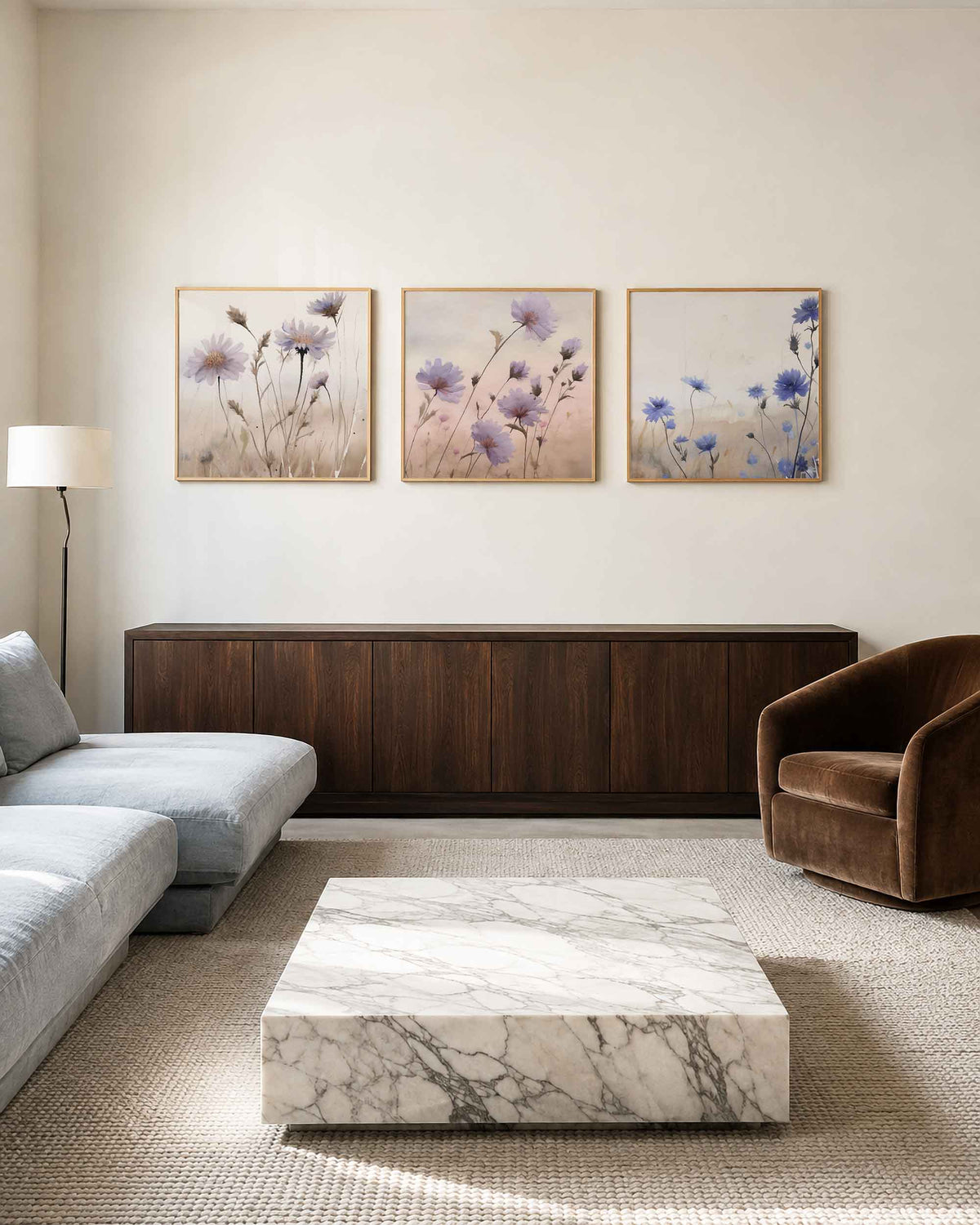 Interieurpresentatie van een driedelige vierkante posterset met aquarelbloemen